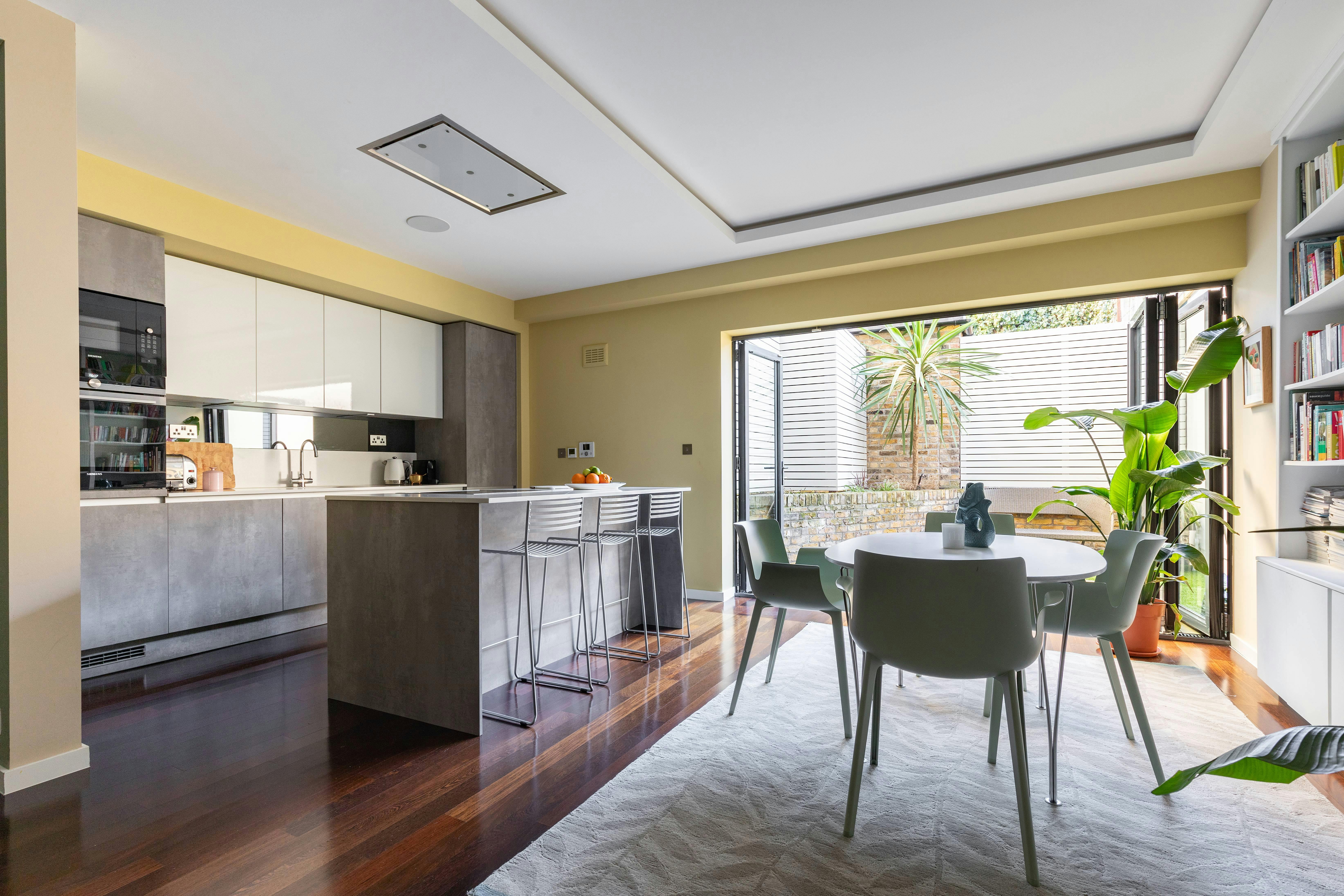 House Helm Frazer Chalk Farm: Luxury 4-Bedroom Apartment with Spa and Private Parking, Chalk Farm London