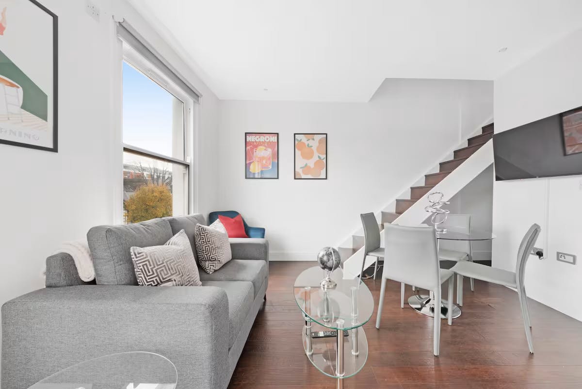 House Helm Frazer Holloway: Charming 2-Bedroom Apartment with Spa and Parking, Holloway London