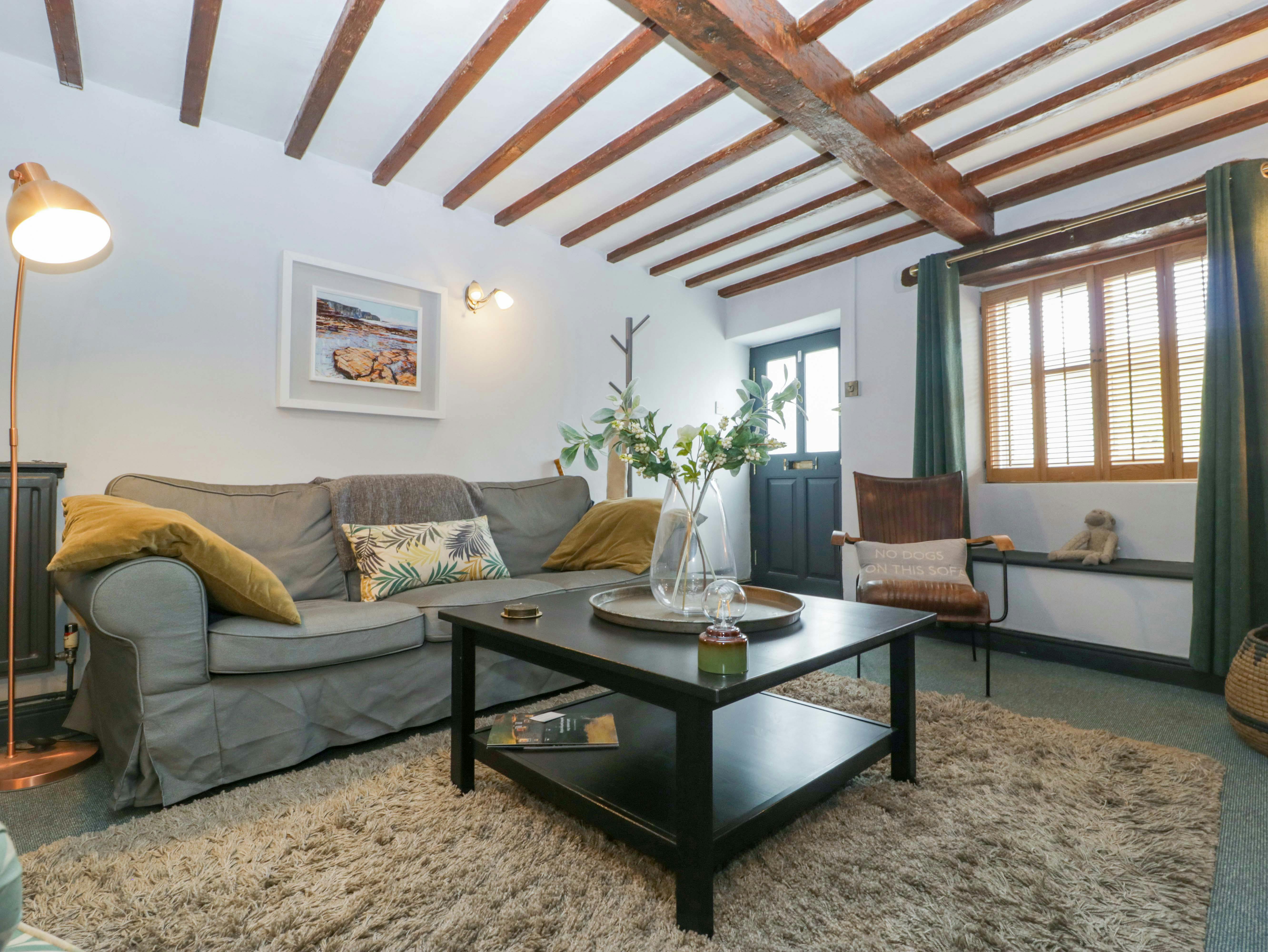 House Helm Frazer Moreton: Charming 3-Bedroom Holiday Cottage with Garden and Pets Allowed, Gloucestershire