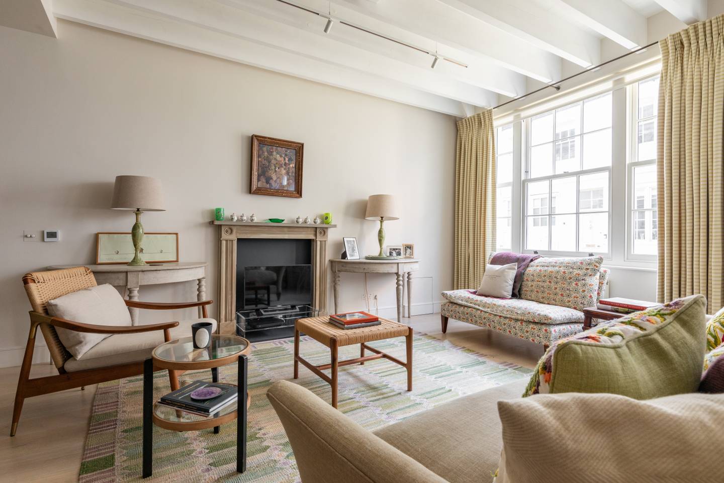House Helm Frazer South Kensington: Luxury 2-Bedroom Apartment with Fireplace and Family Amenities, South Kensington