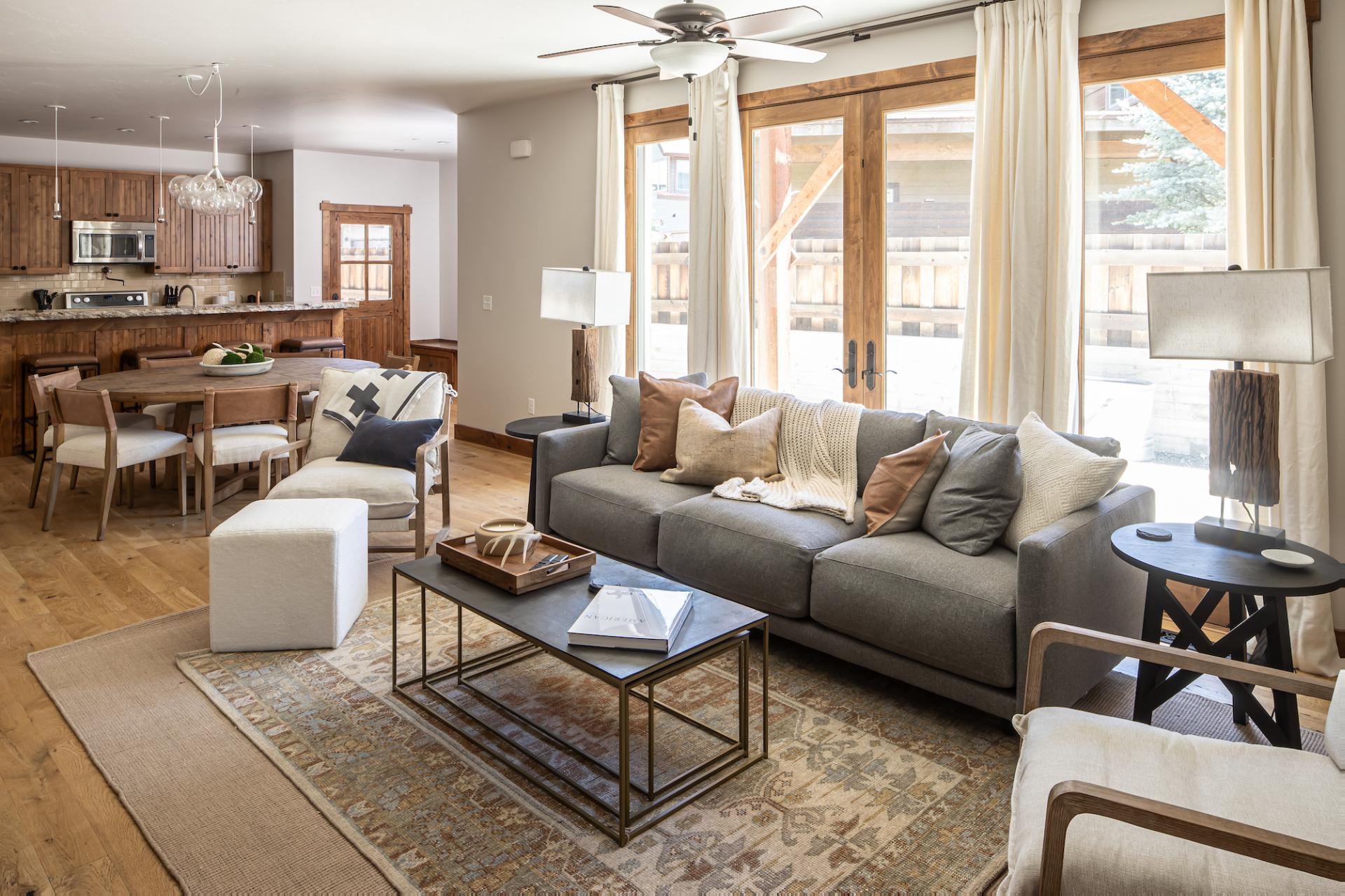 House Helm Gallatin Bridger: Luxury 5-Bedroom Ski Chalet with Hot Tub and Fireplace, Gallatin County Montana