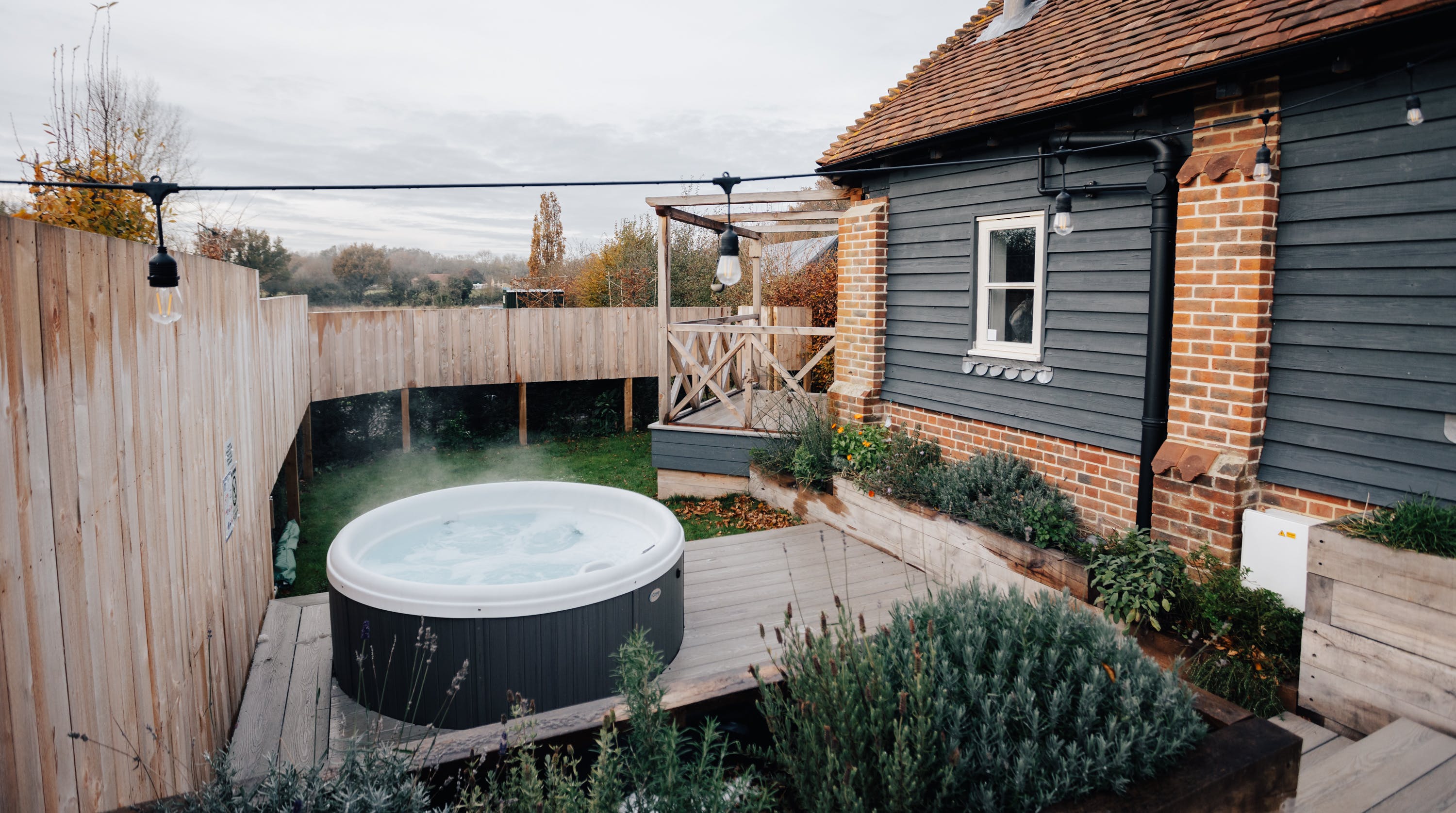 House Helm Gatreath Chichester: Luxury 2-Bedroom Apartment with Hot Tub and Private Parking, Chichester