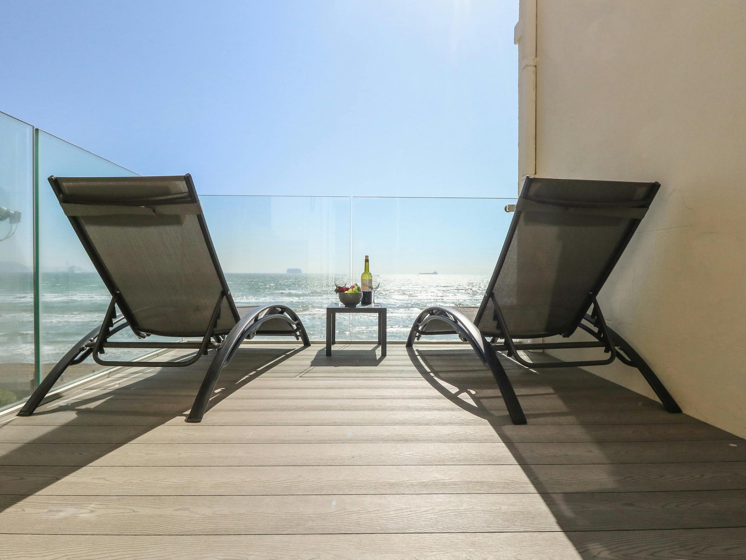 House Helm Glynville Weymouth: Luxury 1-Bedroom Apartment with Sea Views and Beachfront in Weymouth