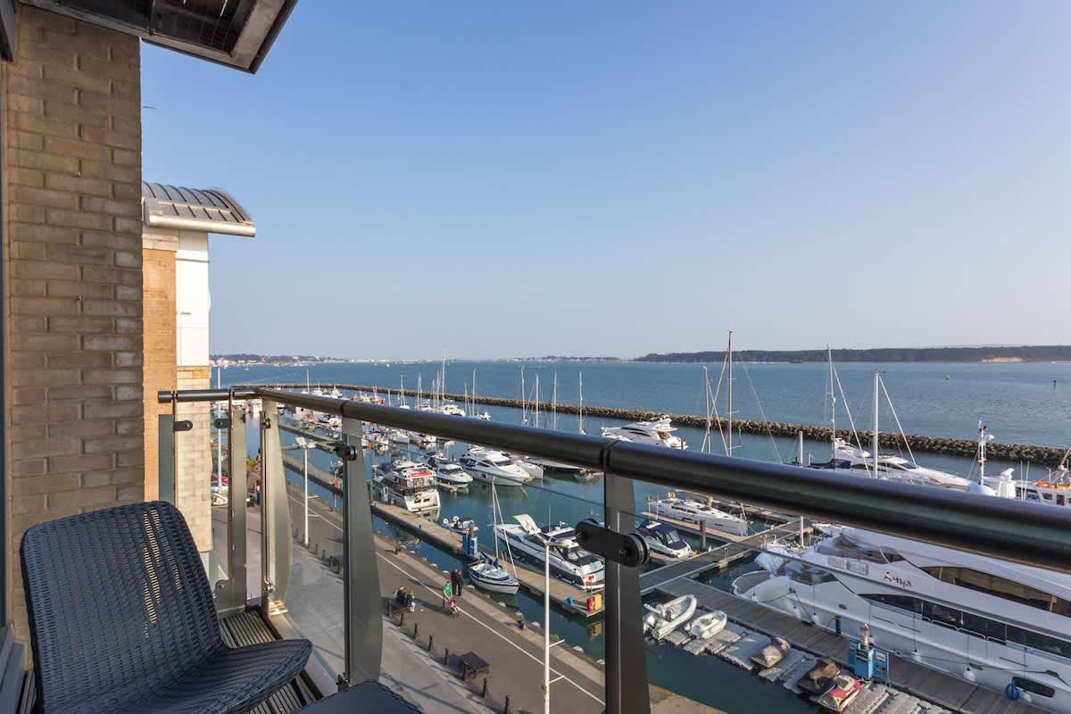 House Helm Gussage Poole: Luxury 2-Bedroom Townhouse Rental with Sea Views and Spa, Poole Dorset