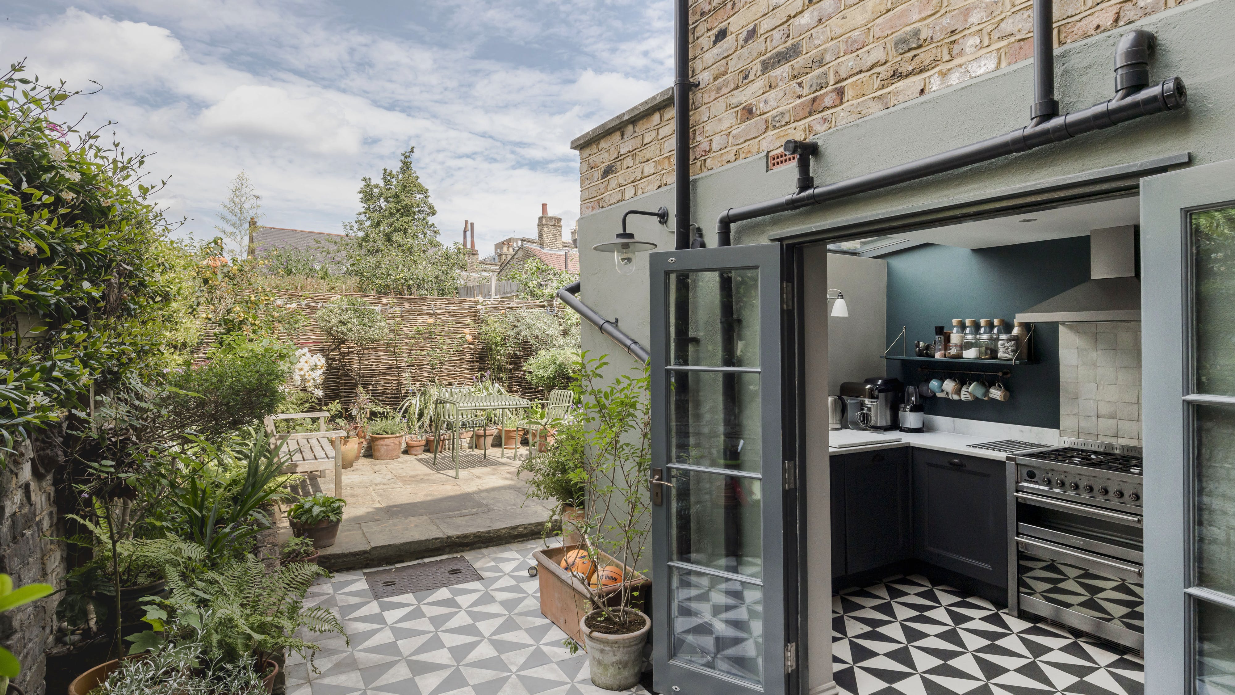 House Helm Hackney Downs London: Luxury 2-Bedroom Apartment with Spa and Private Parking, Hackney London
