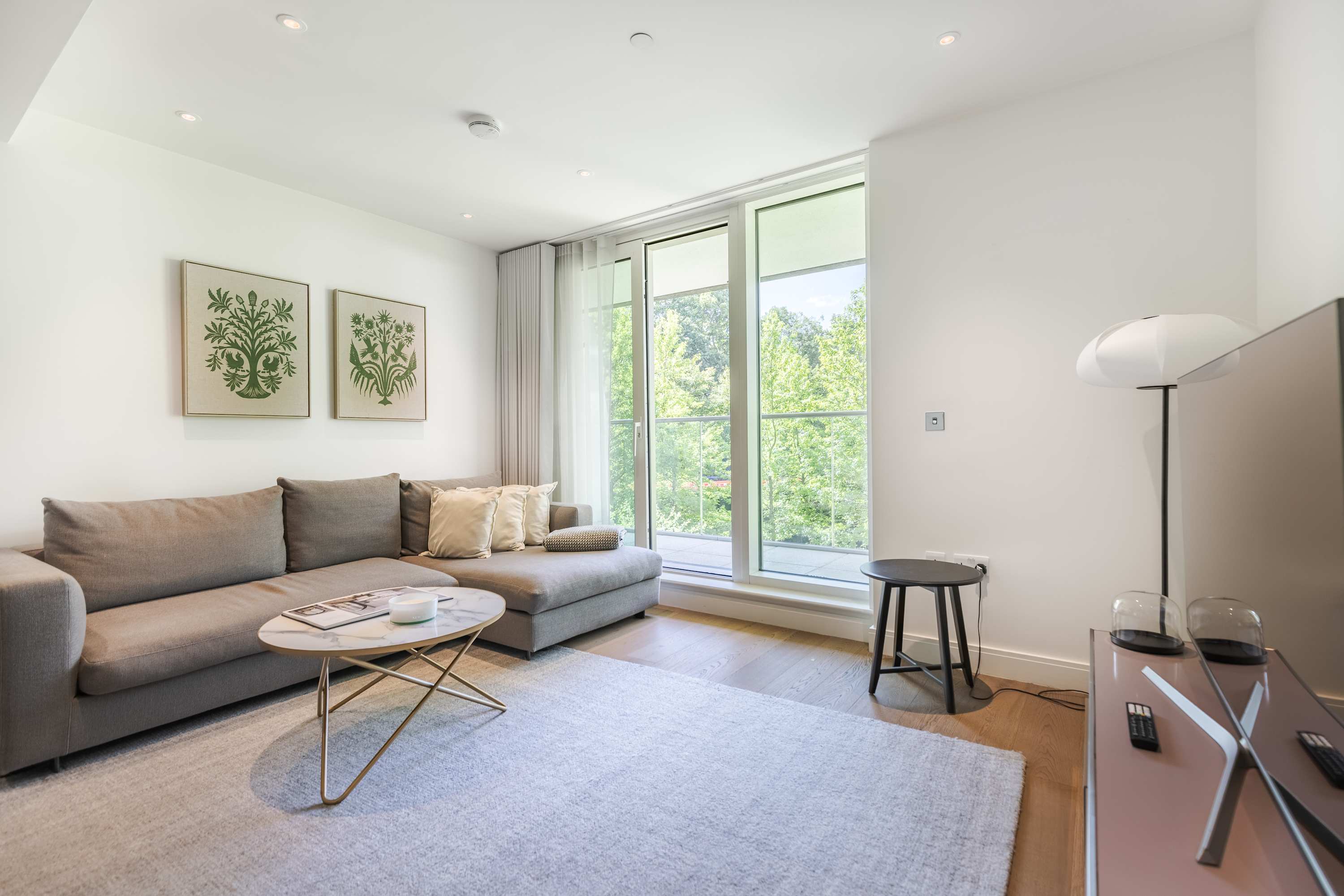 House Helm Hawker Battersea: Luxury 2-Bedroom Apartment with Spa and Balcony, Battersea London