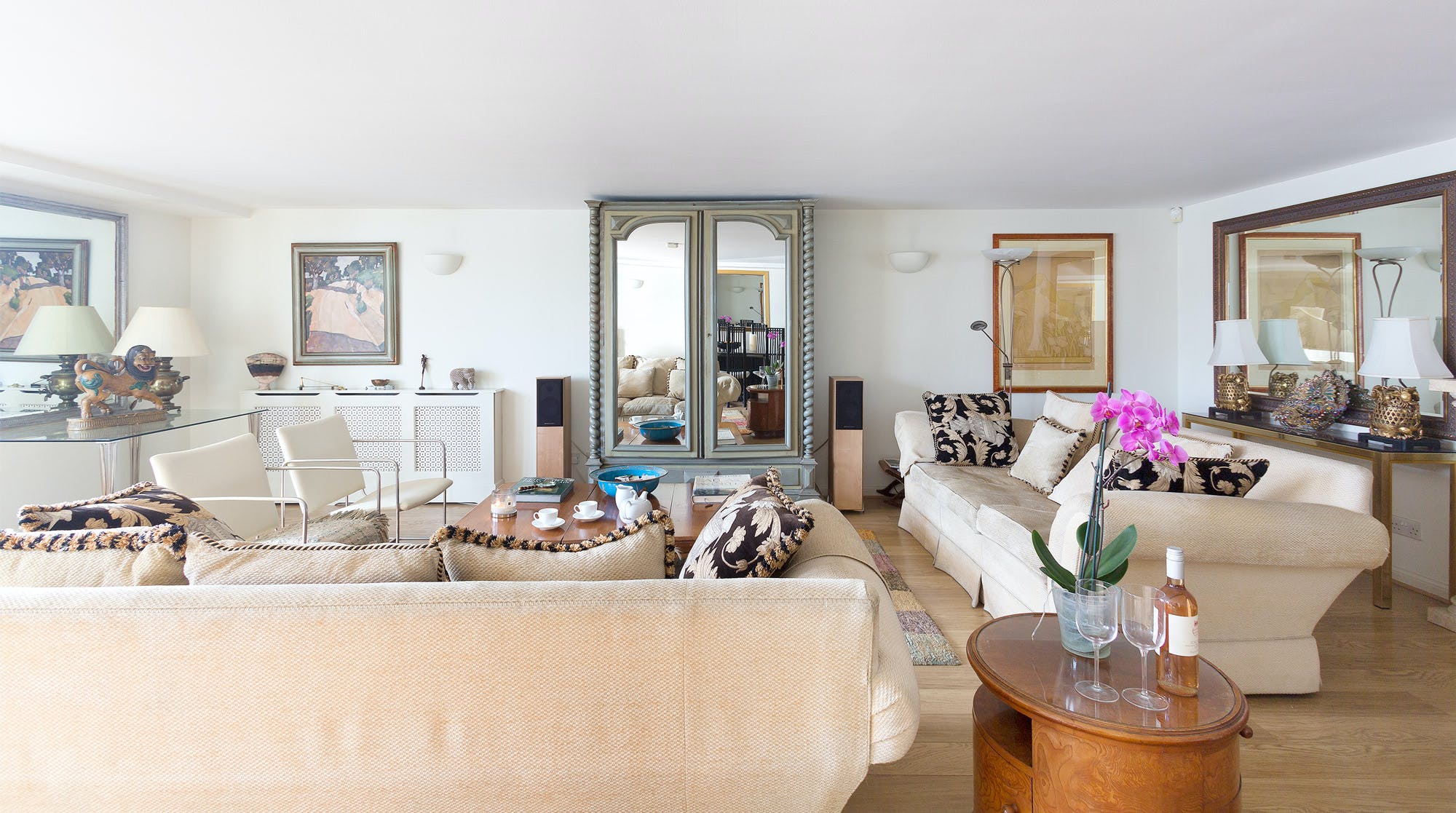 House Gloaming Surrey Quays Canada Water: Luxury 2-Bedroom Apartment with Balcony Overlooking Thames, Canada Water London