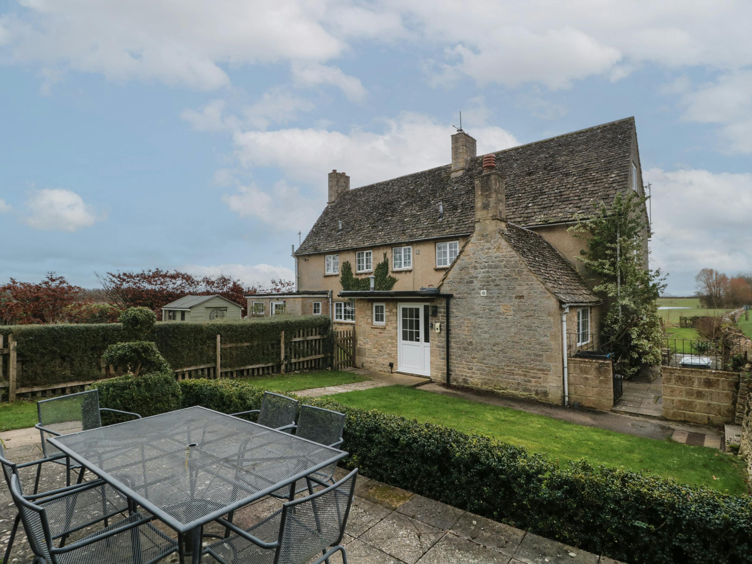 House Helm Hawkesbury Burford: Luxury 3-Bedroom House with Spa and Private Parking, Burford, Oxfordshire
