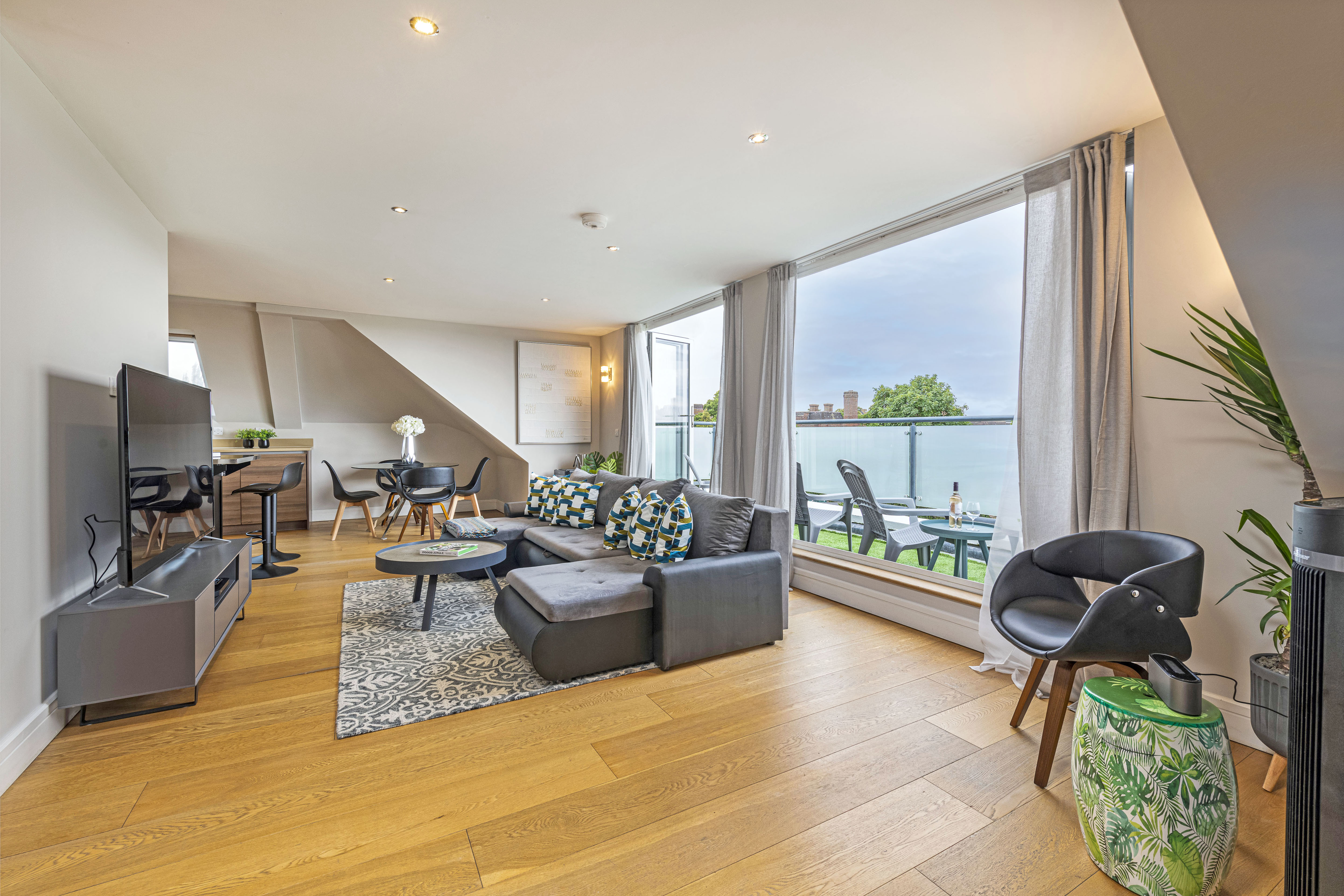 House Helm Hawkesbury Putney: Luxury 2-Bedroom Apartment with Air-Con and Balcony, Putney London