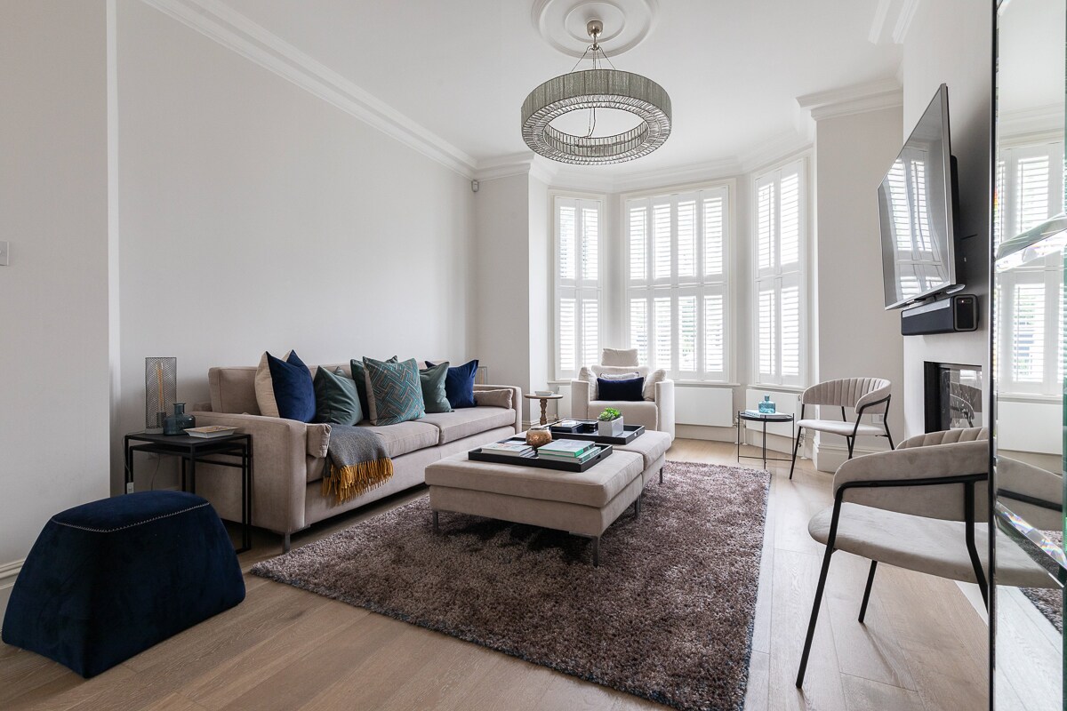 House Helm Hawkeslow Vauxhall: Luxury 5-Bedroom House with Spa and Garden in Vauxhall, London