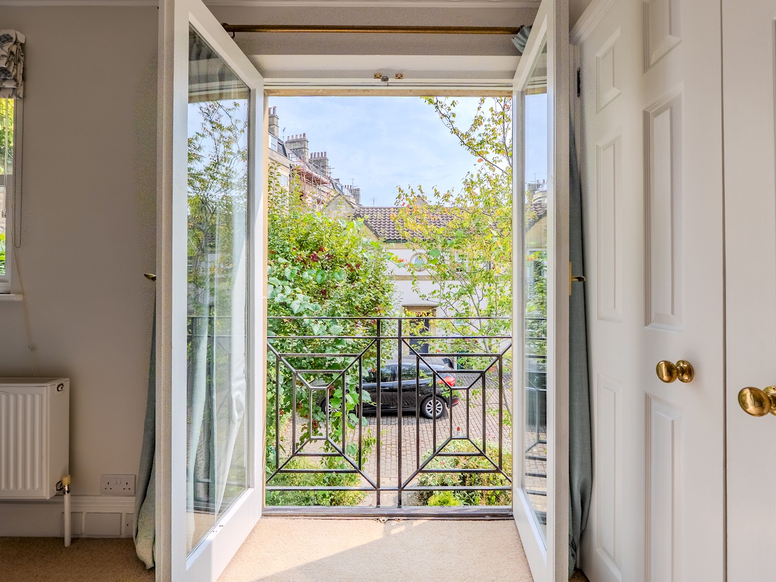 House Helm Hawkesmoor Somerset: Charming 2-Bedroom Townhouse Rental with Private Parking and Sauna, Bath Somerset