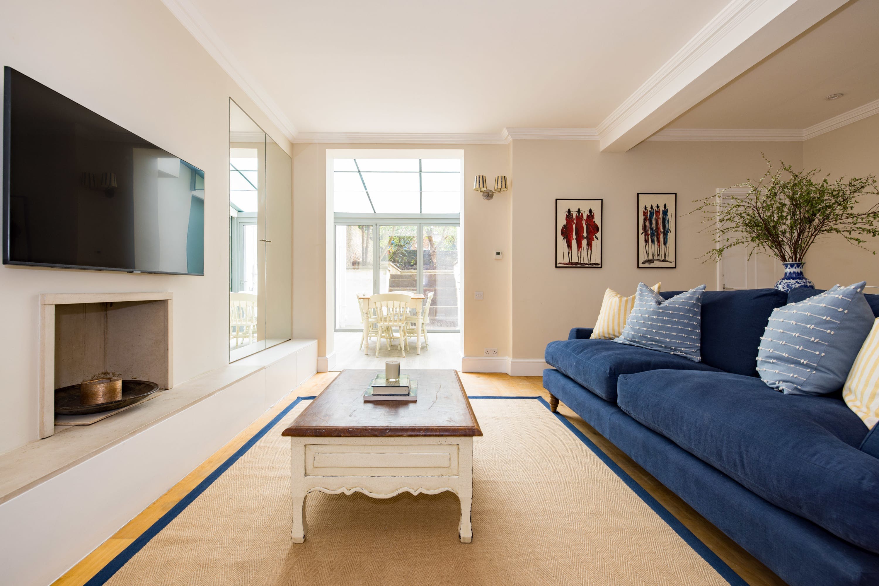 House Helm Hawkridge EarlsCourt: Chic 2-Bedroom Apartment with Spa and Private Parking, Earl’s Court London