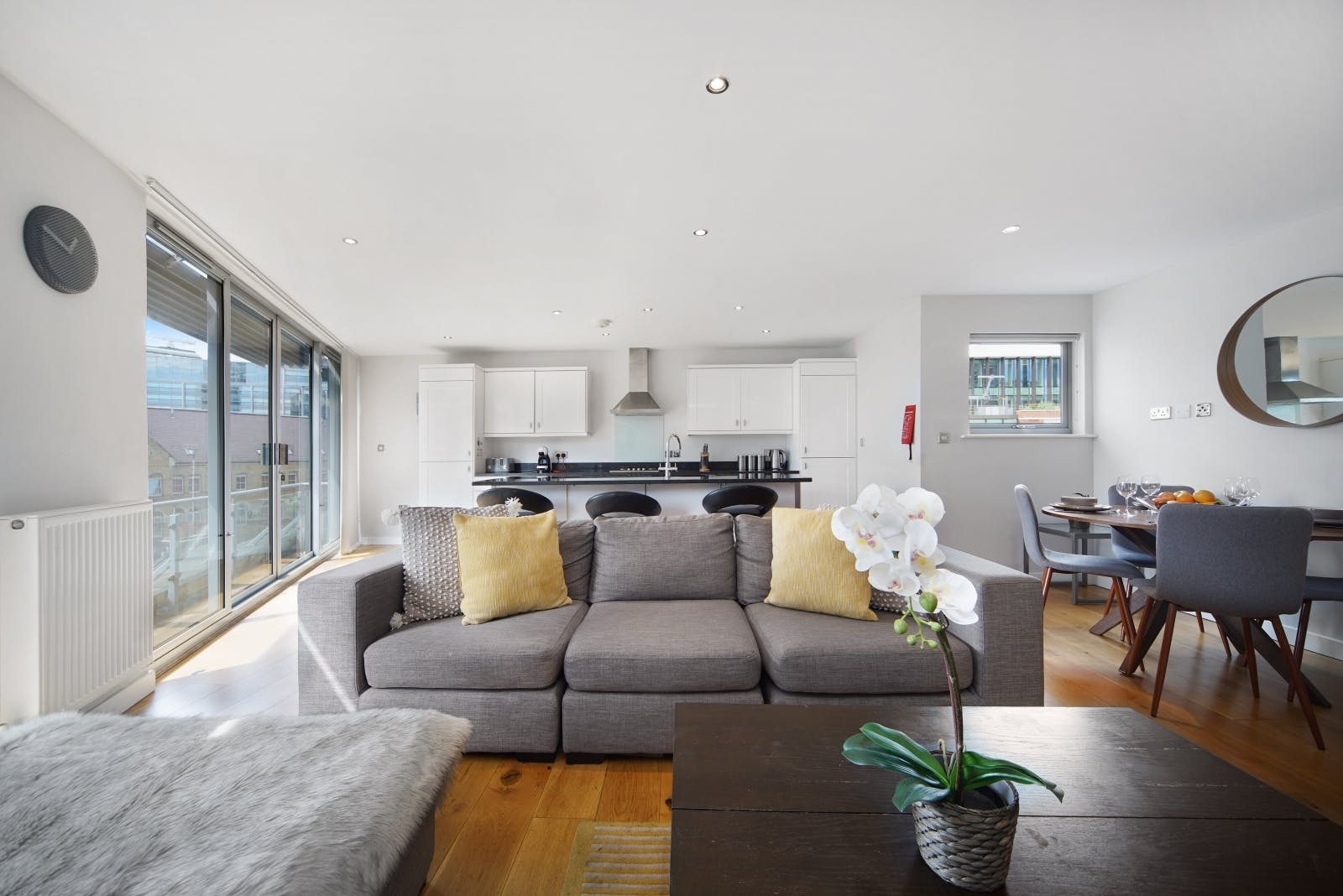 House Helm Hawley Brick Lane: Penthouse Rental with Private Balcony and Spa, Brick Lane London