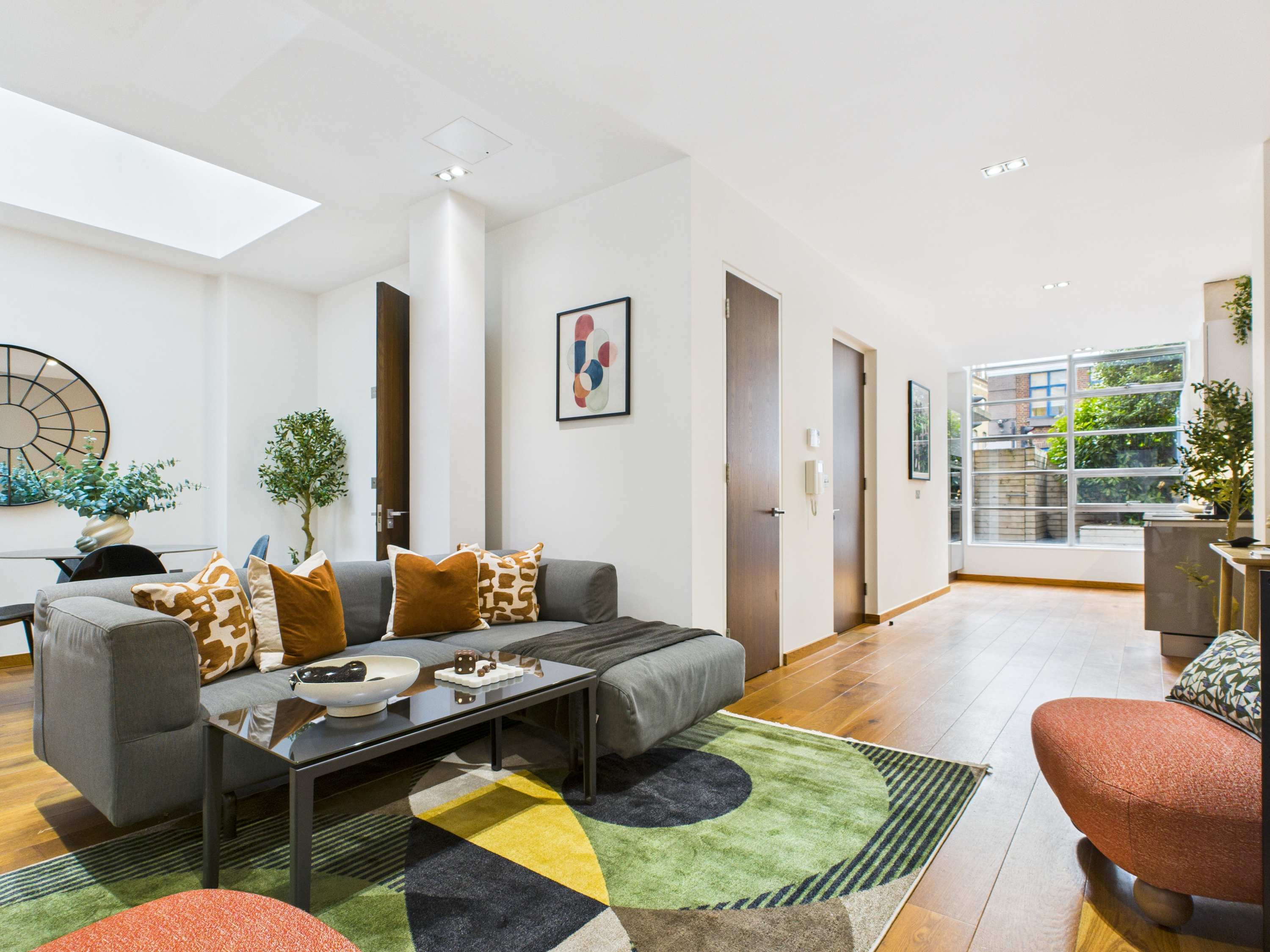 House Vardaris Kentish Town West Camden Town: Stylish 2-Bedroom Apartment Rental with Private Parking, Camden Town London
