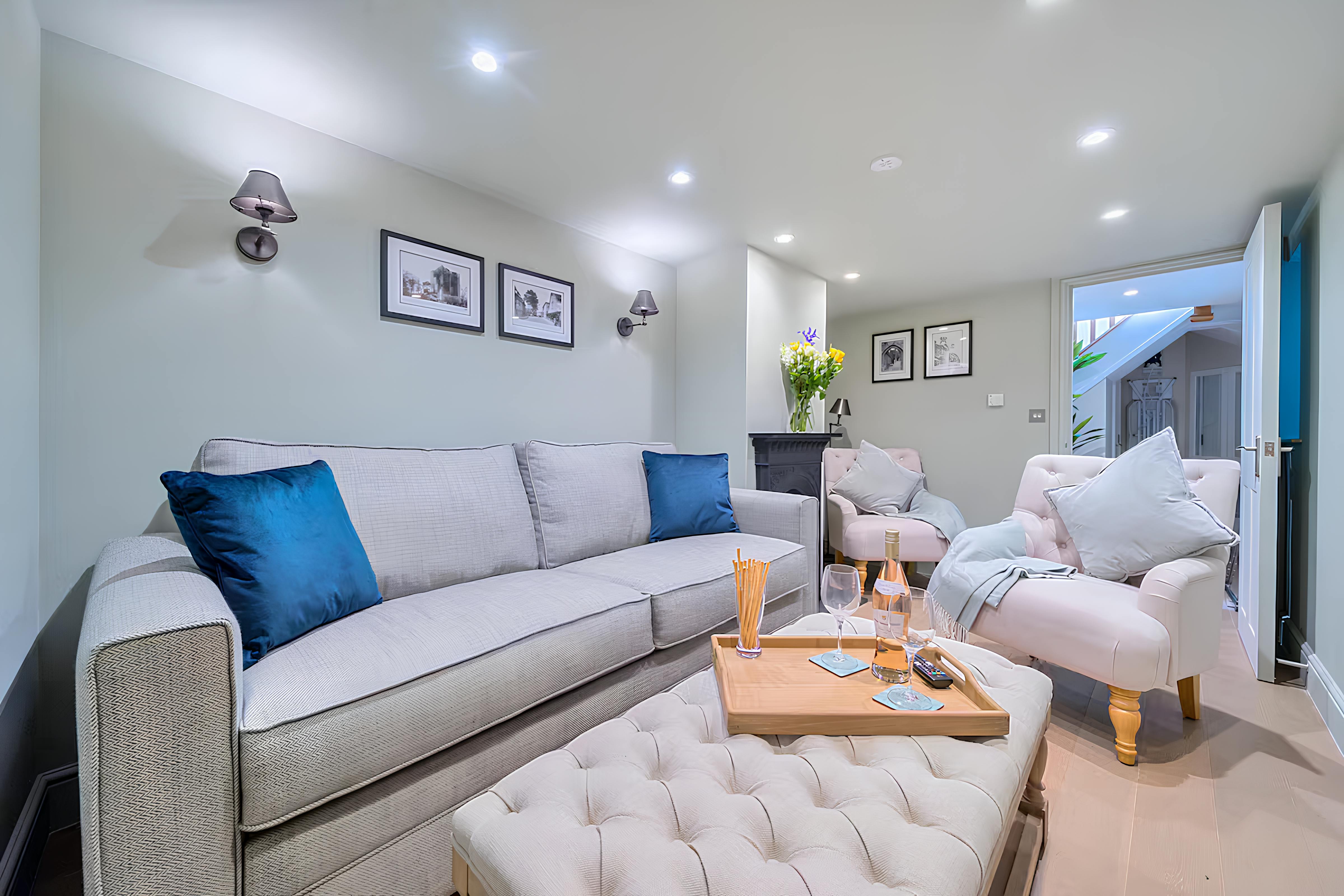 House Helm Hawley Guildford: Luxury 3-Bedroom House with Spa and Parking, Surrey