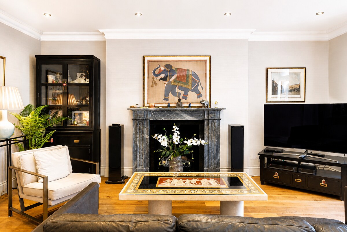 House Helm Hawthorn Belgravia: Luxury 2-Bedroom Apartment with Fireplace and Private Parking, Belgravia London