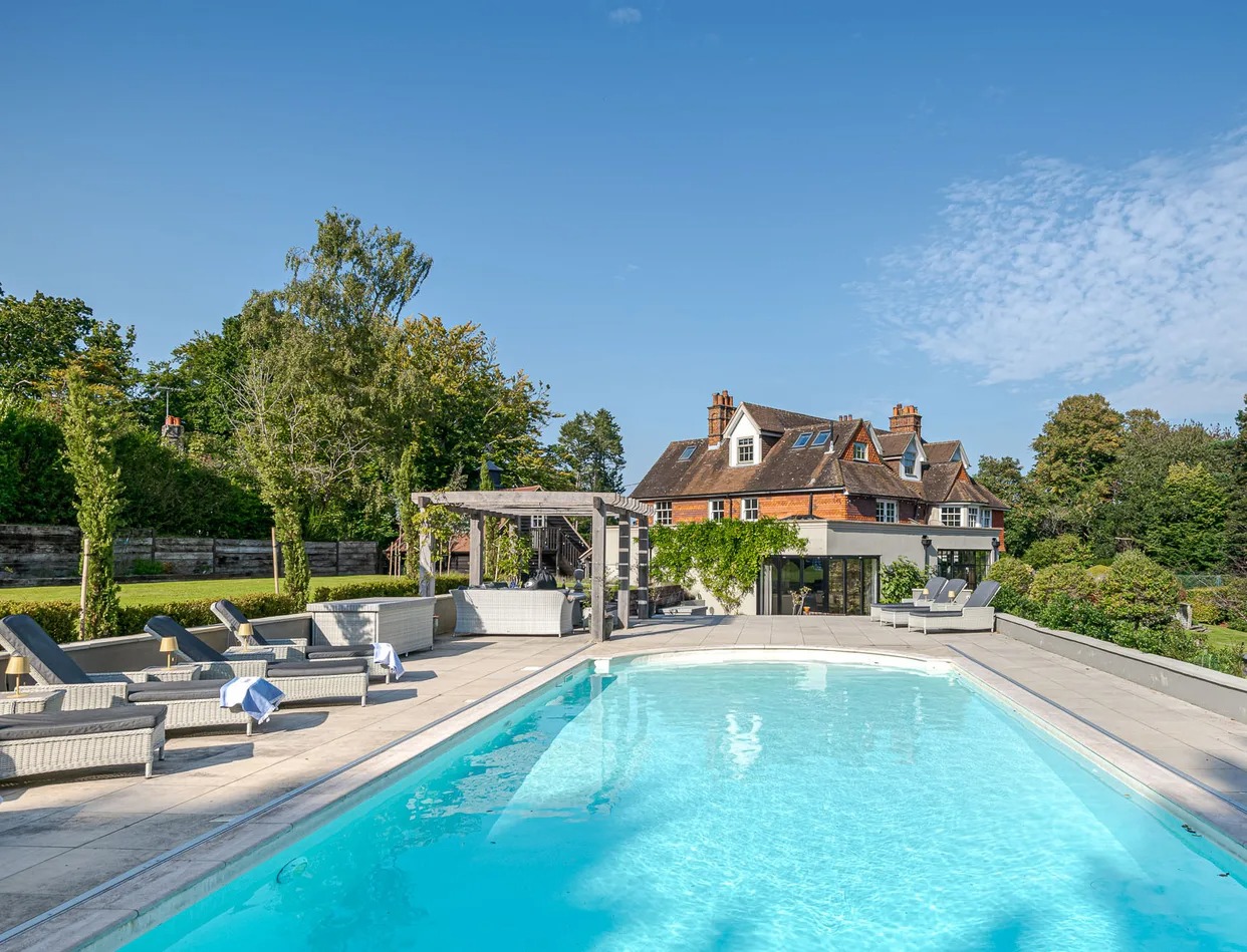 House Helm Hawthorn Gomshall: Luxury 6-Bedroom House with Heated Pool and Tennis Court, Surrey