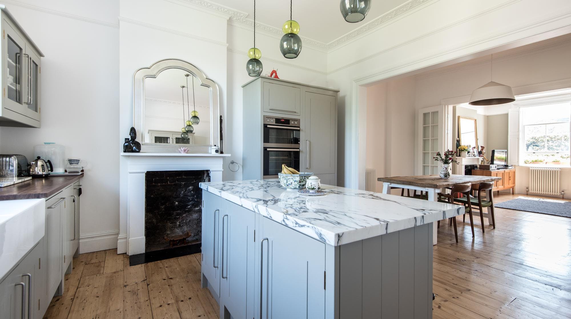 House Helm Hawthorn Lansdowne: Luxury 3-Bedroom Apartment with Fireplace in Notting Hill, London