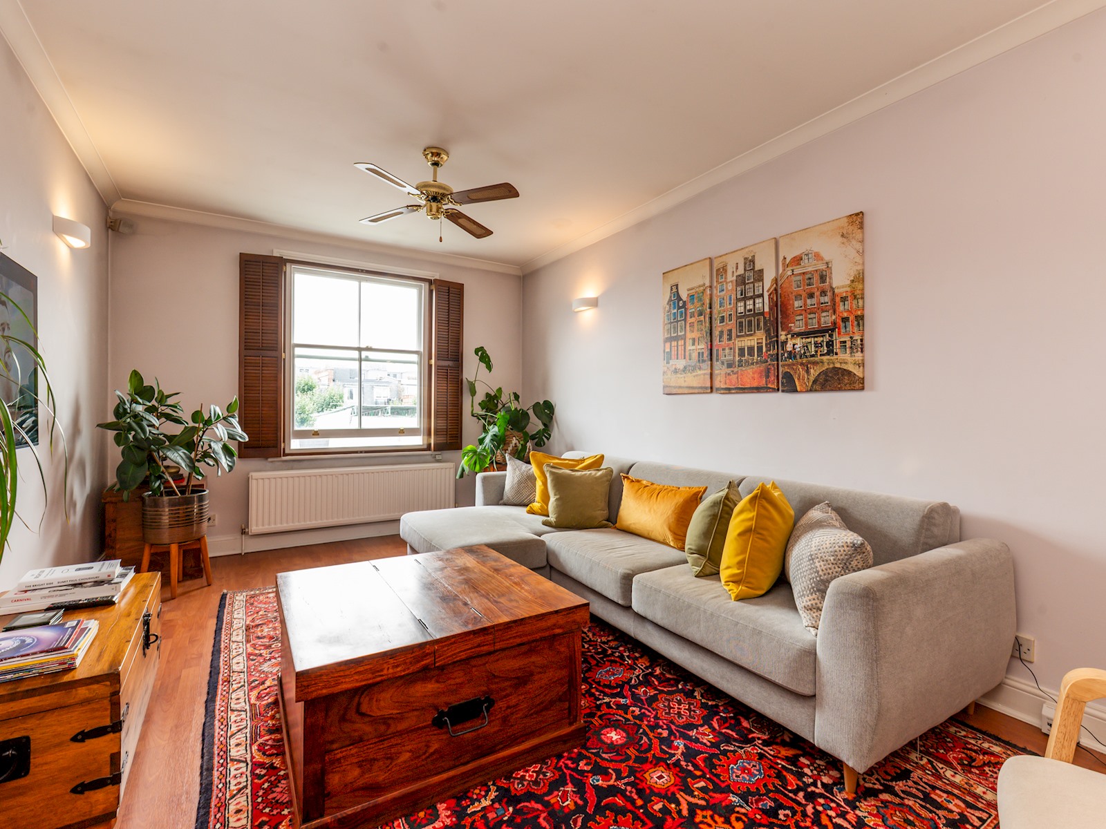House Helm Hawthorn Lansdowne Notting Hill: Luxury 2-Bedroom House with Spa Sauna and Family-Friendly Amenities, Notting Hill