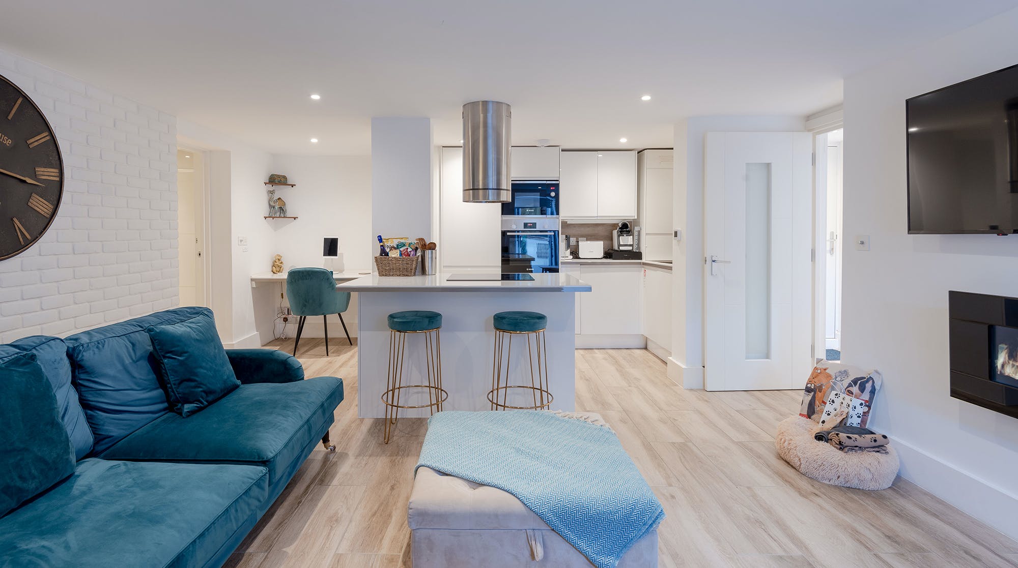 House Helm Hawtrey Stratford: Luxury 2-Bedroom Apartment with Fireplace and Spa, Stratford London