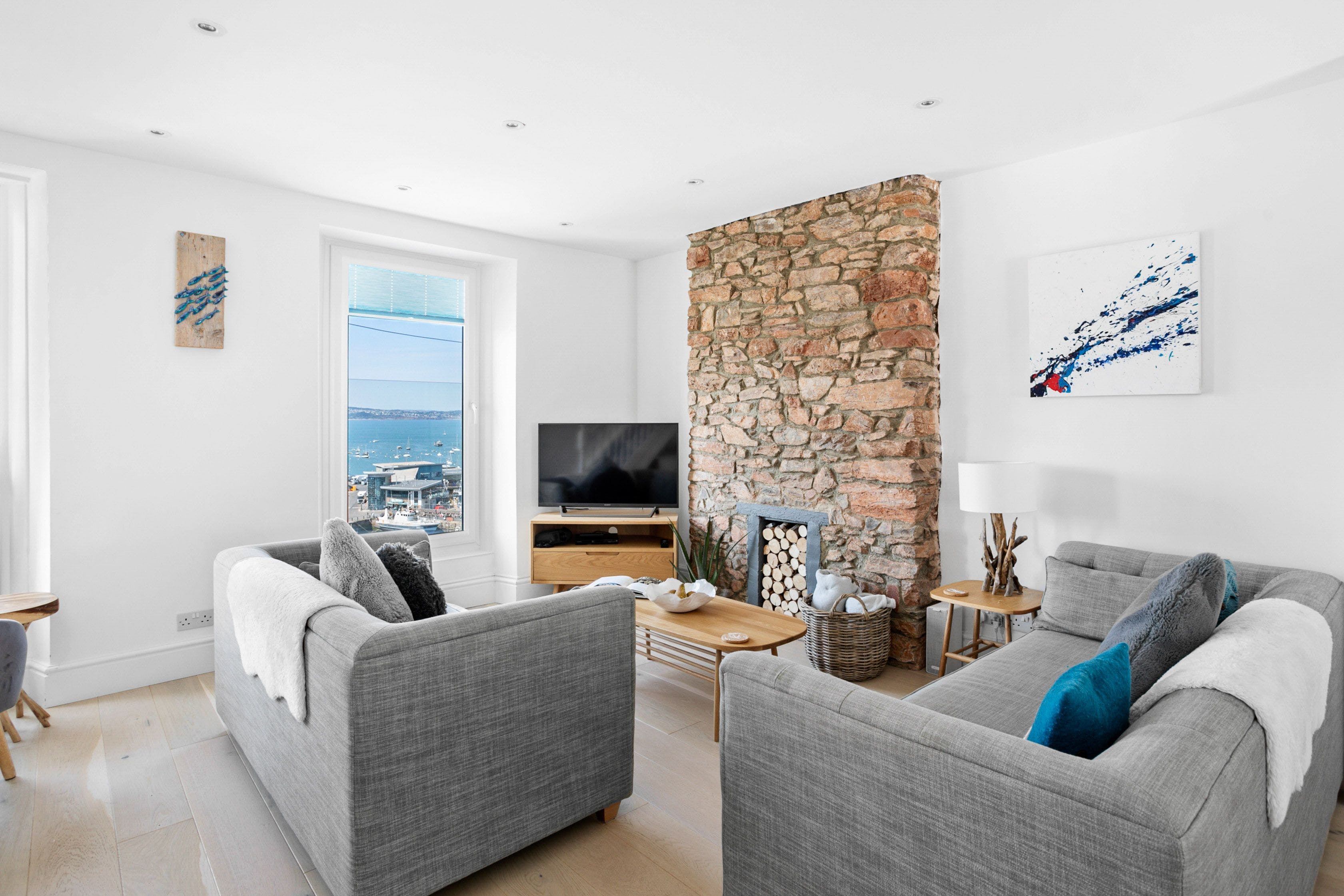 House Helm Heather Berry Brixham: Elegant 3-Bedroom Penthouse with Sea Views in Brixham, Devon