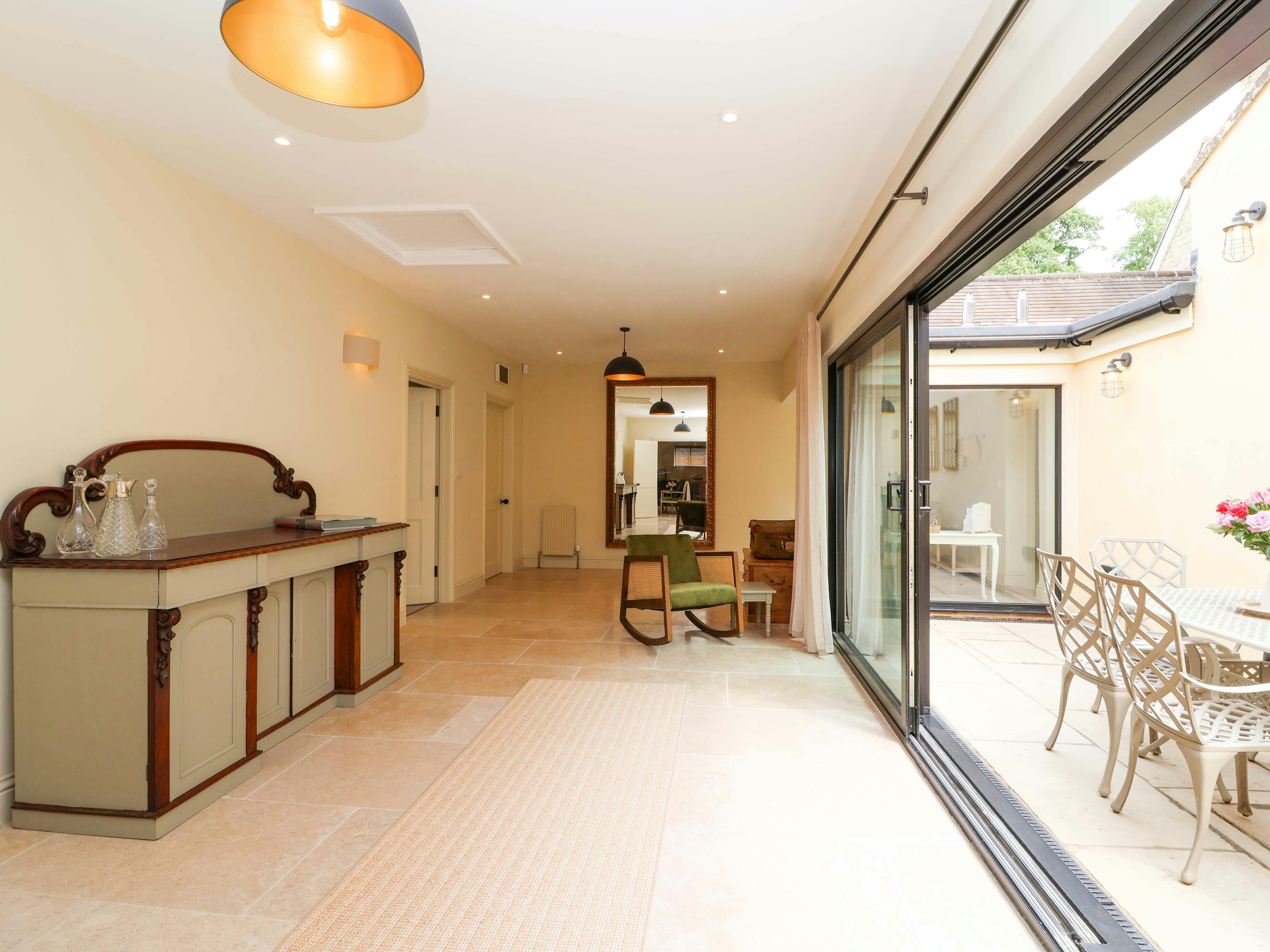 House Helm Heather Burford: Luxury 2-Bedroom Villa with Spa and Private Parking, Burford Oxfordshire