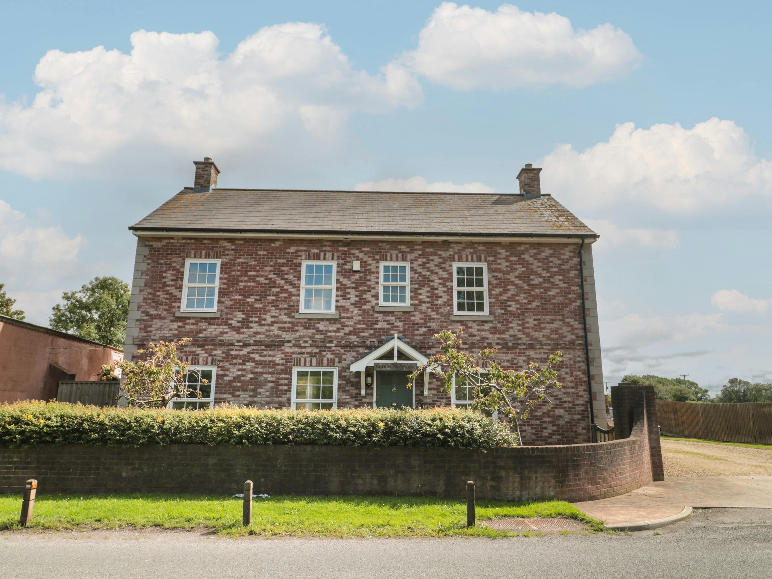 House Helm Heather Cleeve: Luxury 5-Bedroom Villa with Spa and Countryside Views, Somerset