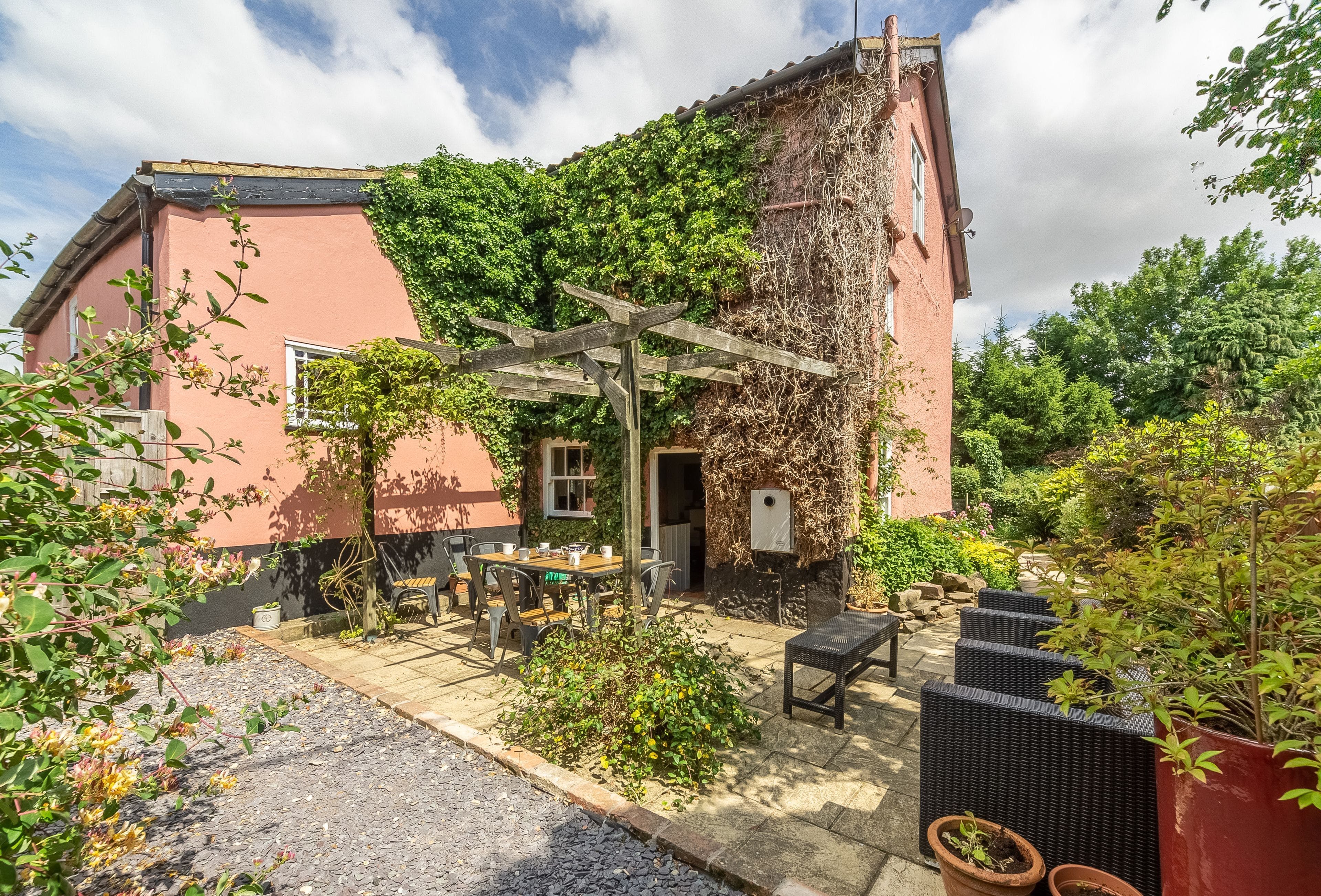 House Helm Heather Hackford Norfolk: Luxury 4-Bedroom Apartment with Hot Tub and Private Parking, Norfolk