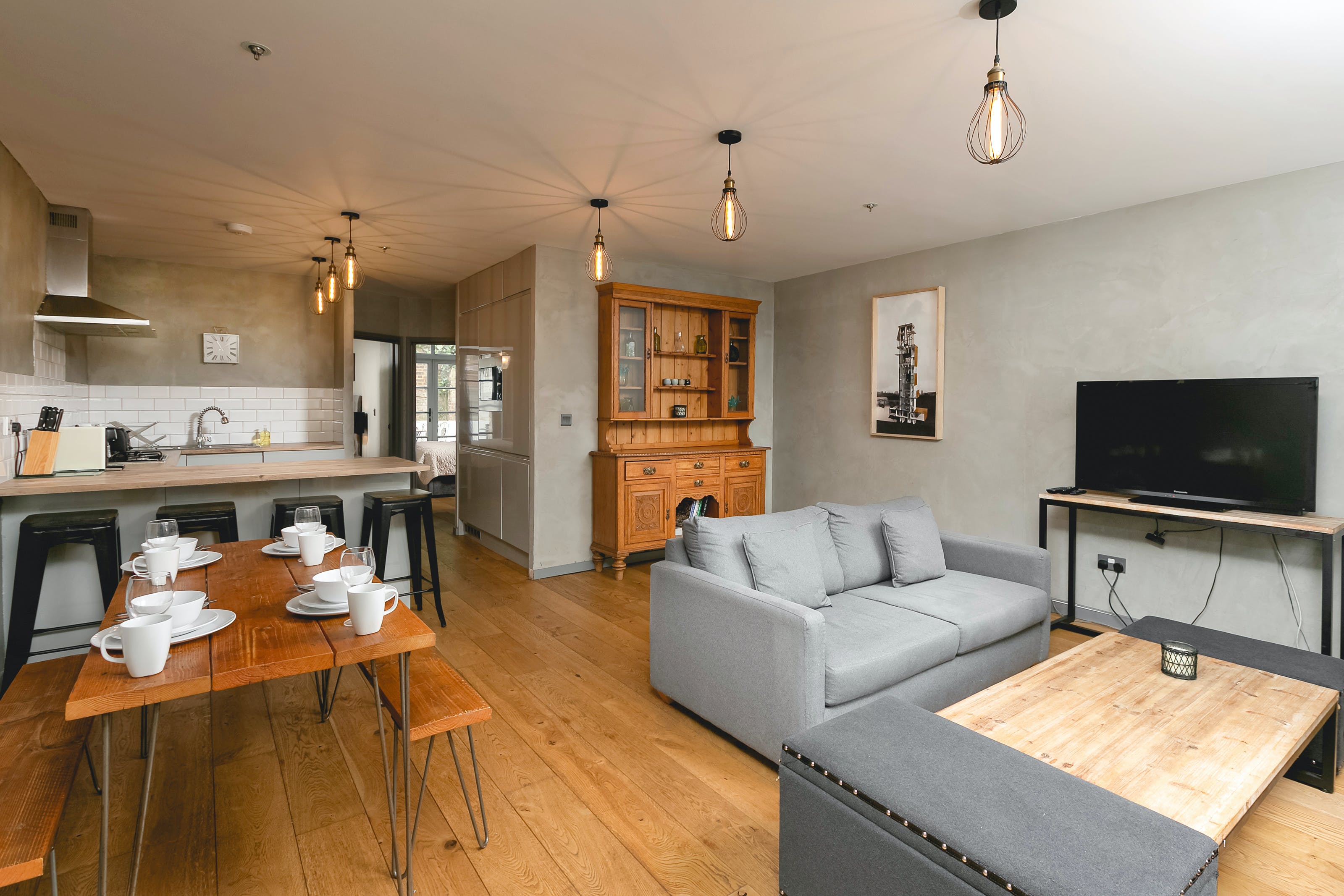 House Helm Heather Kensal: Stylish 2-Bedroom Penthouse with Private Patio and Concierge, Ladbroke Grove London