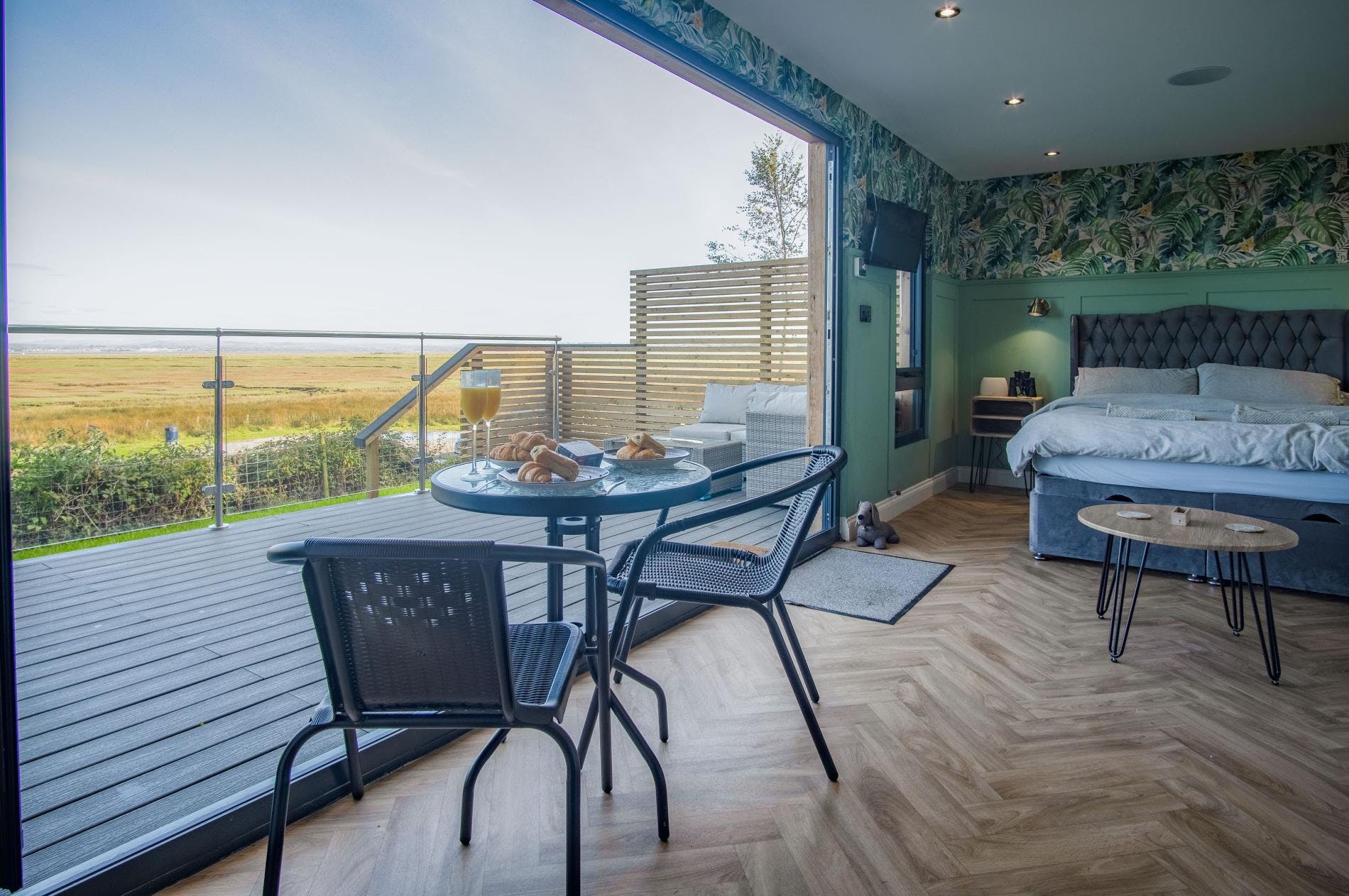House Helm Heather Landimore Swansea: Charming 1-Bedroom Apartment Rental with Hot Tub and Sea Views, Swansea