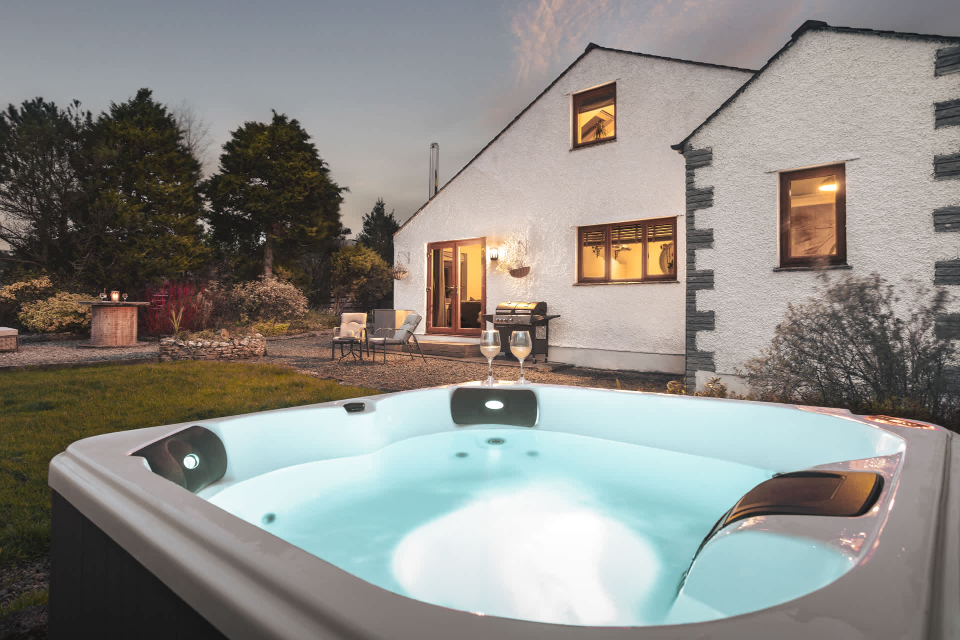House Helm Heather Levens: Charming 3-Bedroom Holiday Cottage with Hot Tub and Fireplace, Lake District
