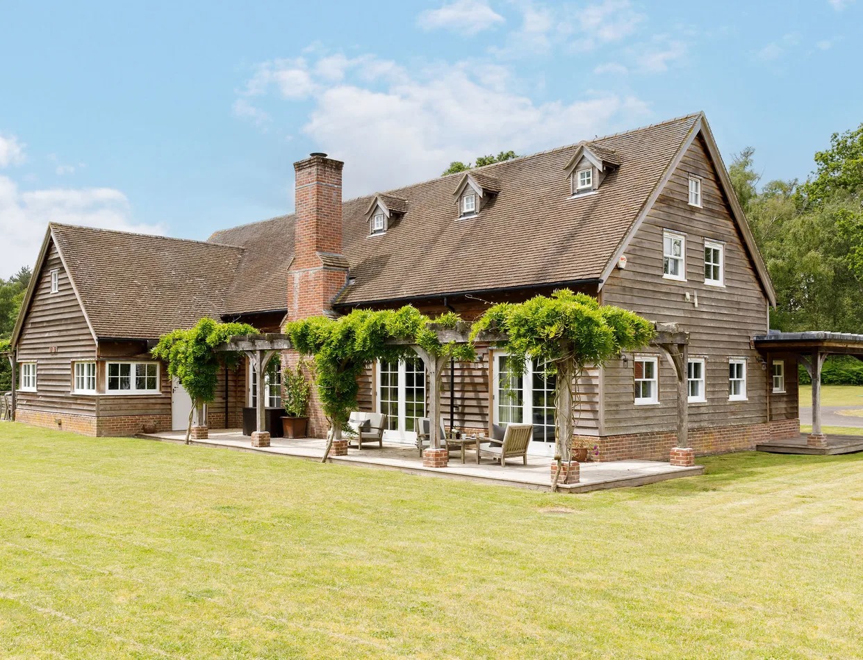 House Helm Heather Linchmere: Luxury 4-Bedroom Villa with Hot Tub and Private Parking, West Sussex