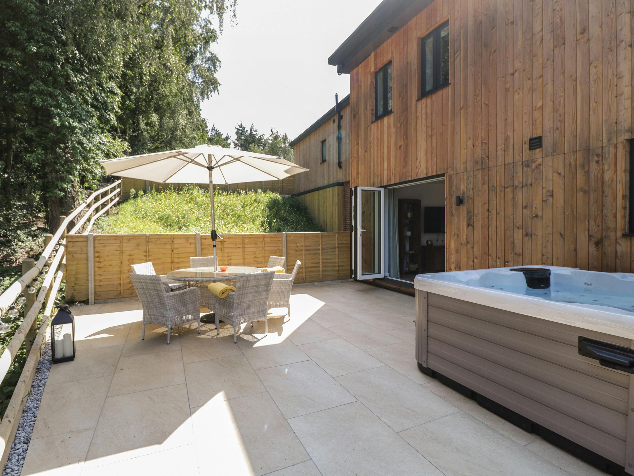 House Helm Heather Lytchett: Luxury 2-Bedroom Villa with Hot Tub and Private Parking, Dorset