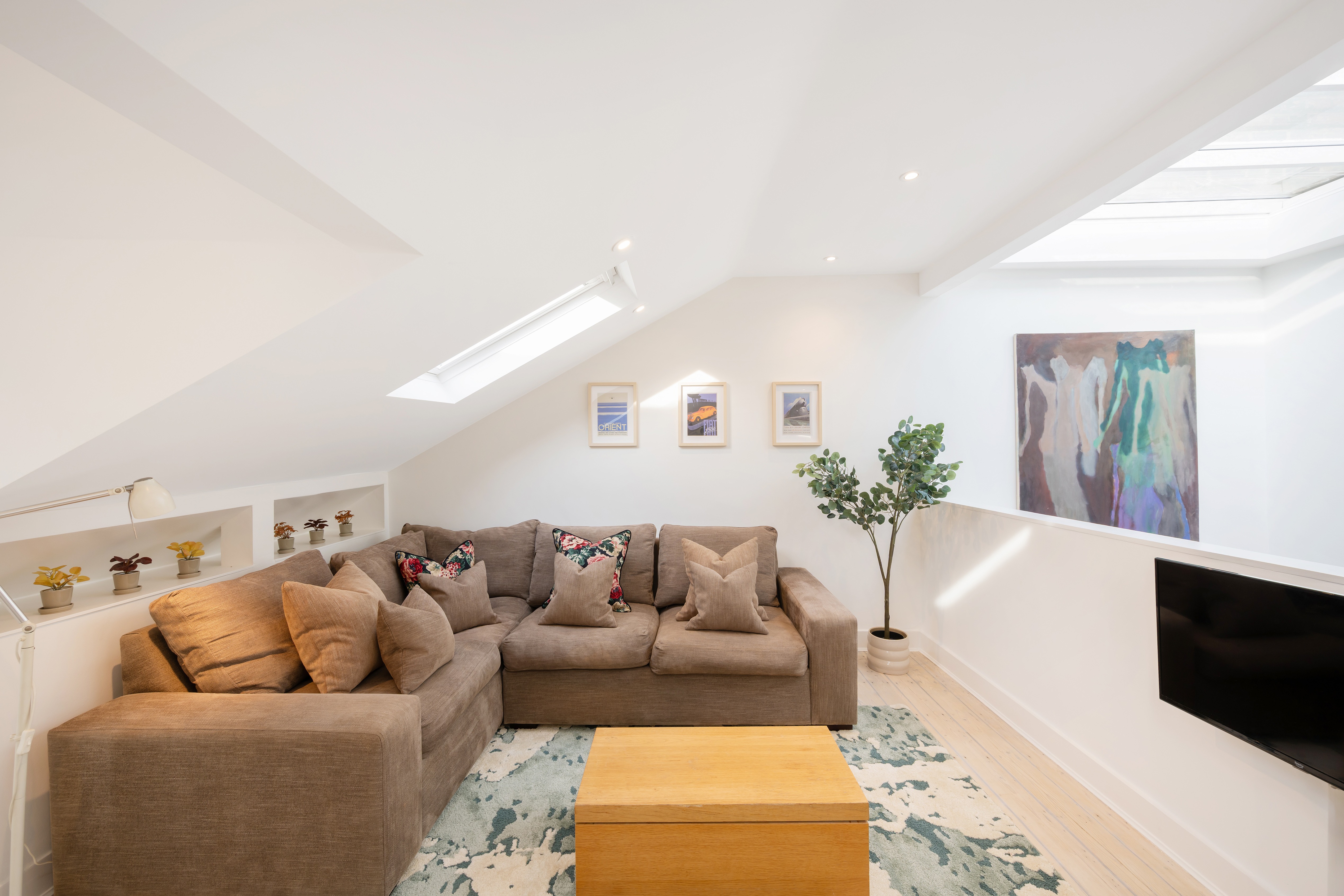 House Helm Heather Paddington: Elegant 1-Bedroom Penthouse with Family-Friendly Features in Maida Vale London