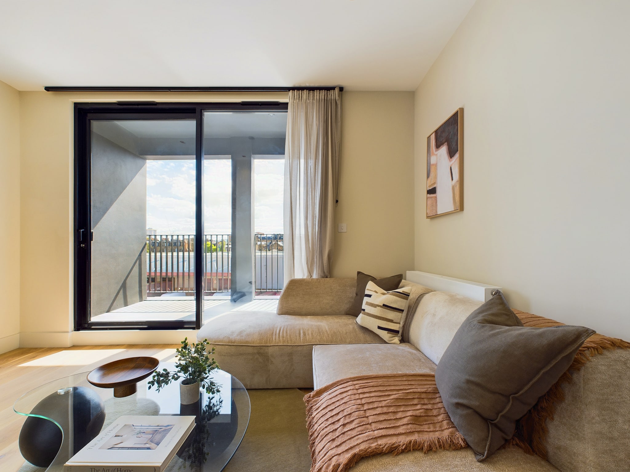 House Helm Heather Primrose Camden: Luxury 1-Bedroom Apartment with Spa and Balcony, Camden Town London