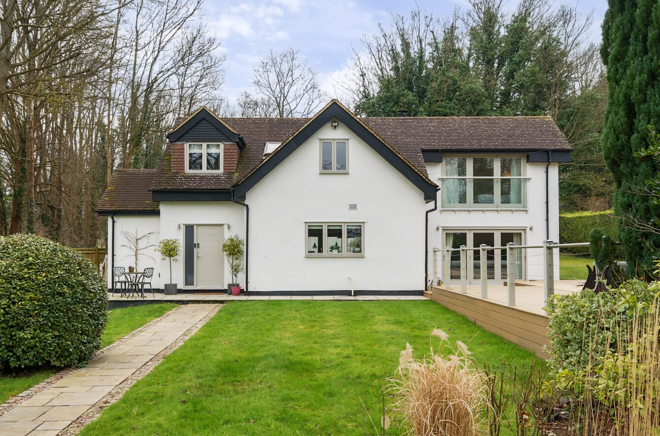 House Helm Heatherfrith Surrey: Luxury 3-Bedroom House with Private Pool and Spa, Surrey