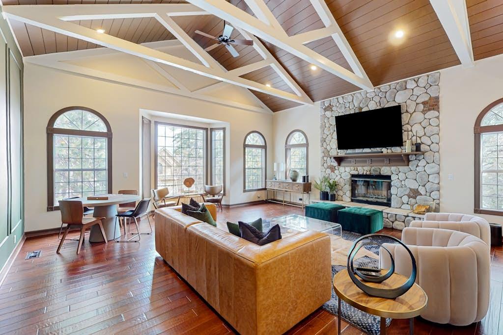 House Helm Pinecrest Arrowhead: Luxury 3-Bedroom Villa with Fireplace and Air-Con, Lake Arrowhead