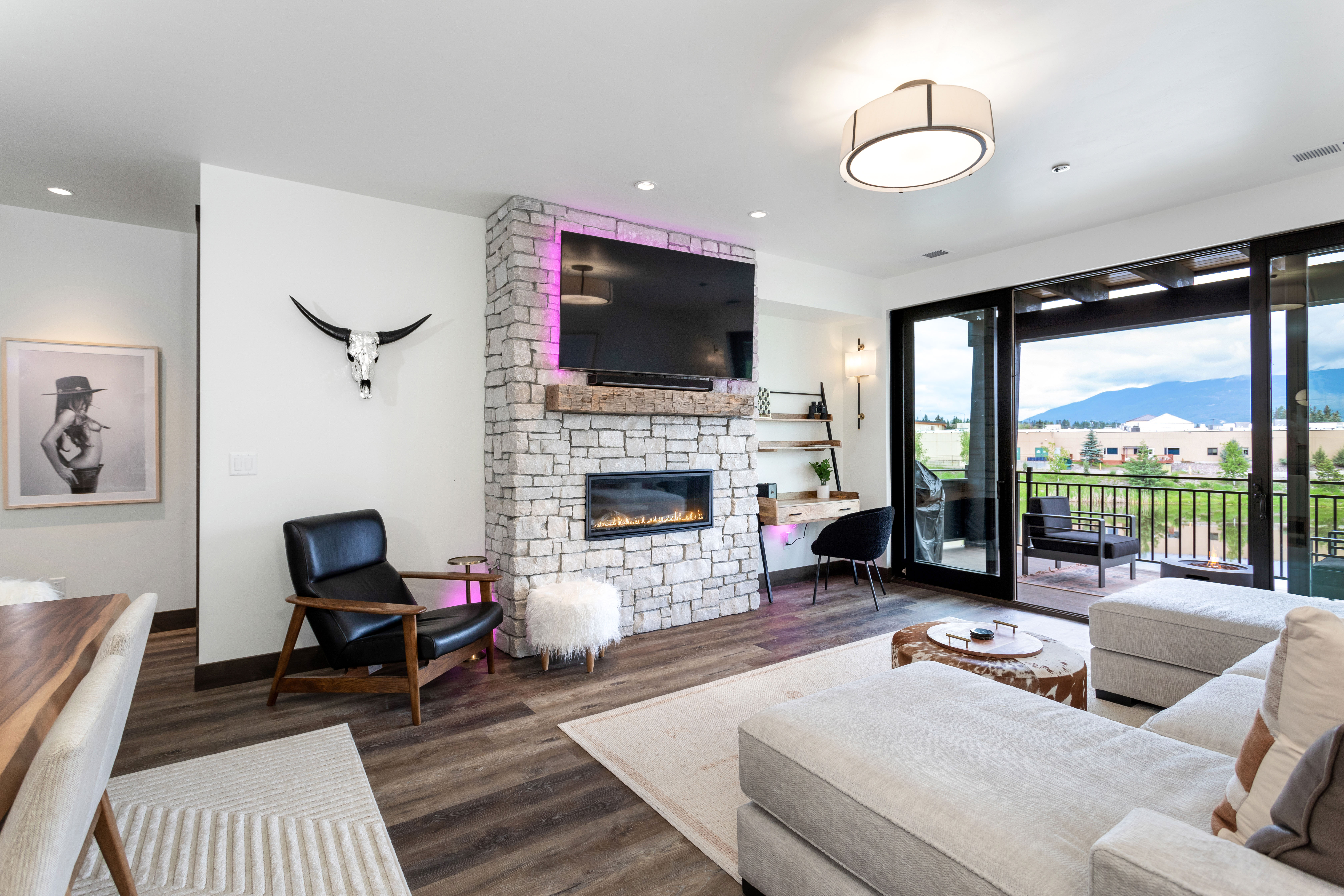 House Helm Prichard Whitefish: Luxury 2-Bedroom Villa with Hot Tub and Ski Access, Flathead County Montana