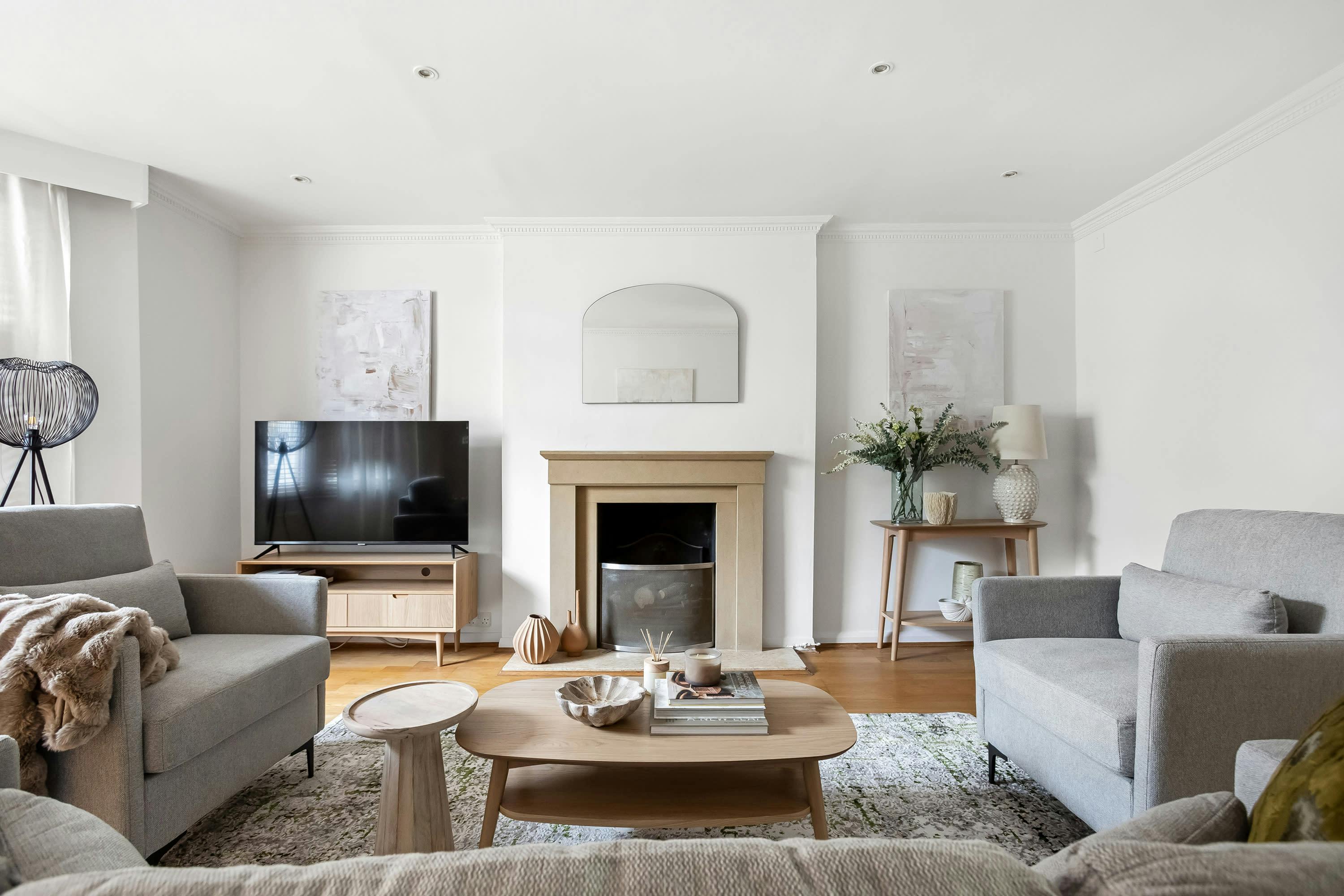 House Helm Rowan BaronsCourt: Luxury 2-Bedroom Apartment with Spa and Family Amenities, Baron’s Court London