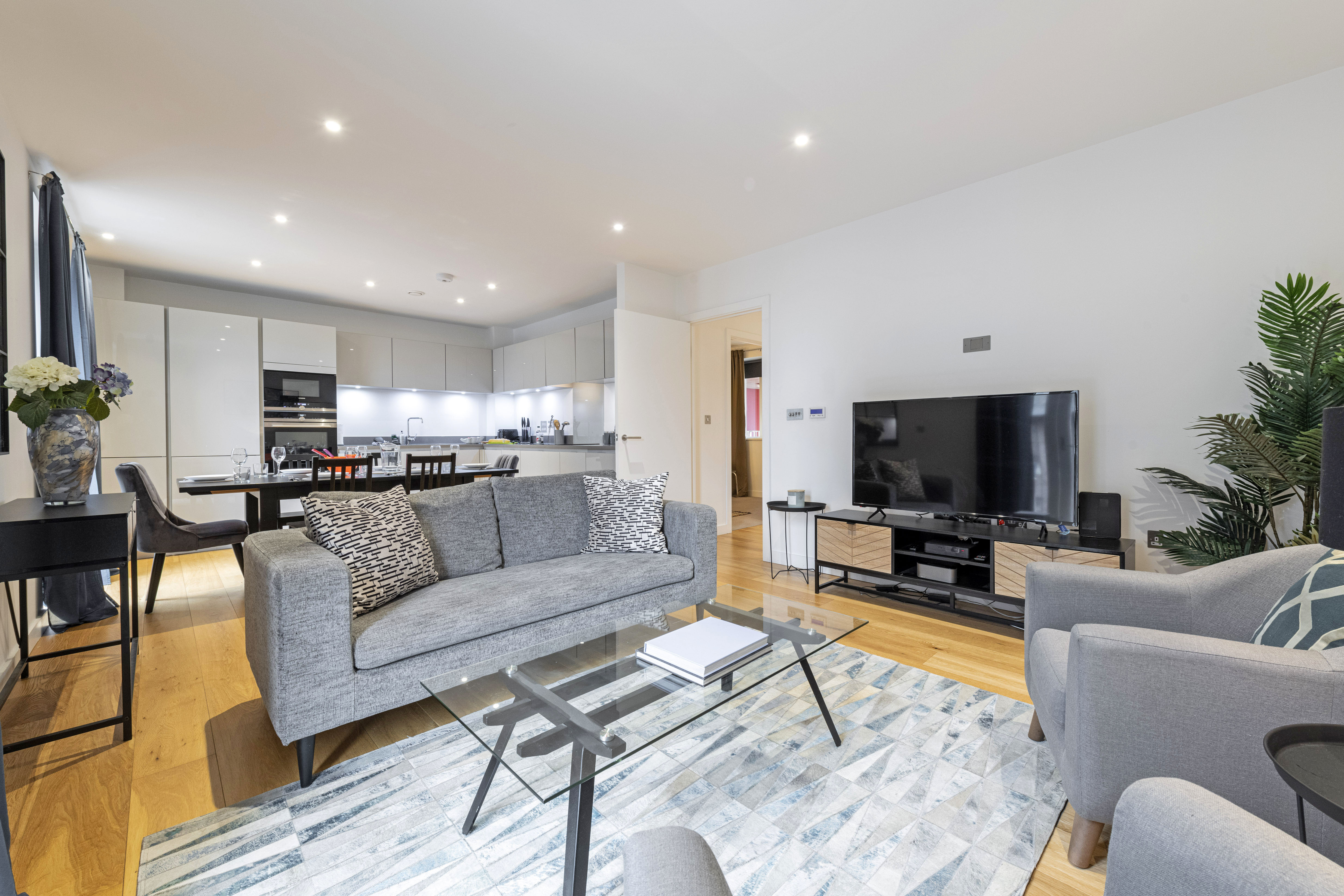 House Gloaming Queenstown Battersea: Luxury 2-Bedroom Apartment with Concierge and Family-Friendly Amenities, Battersea London