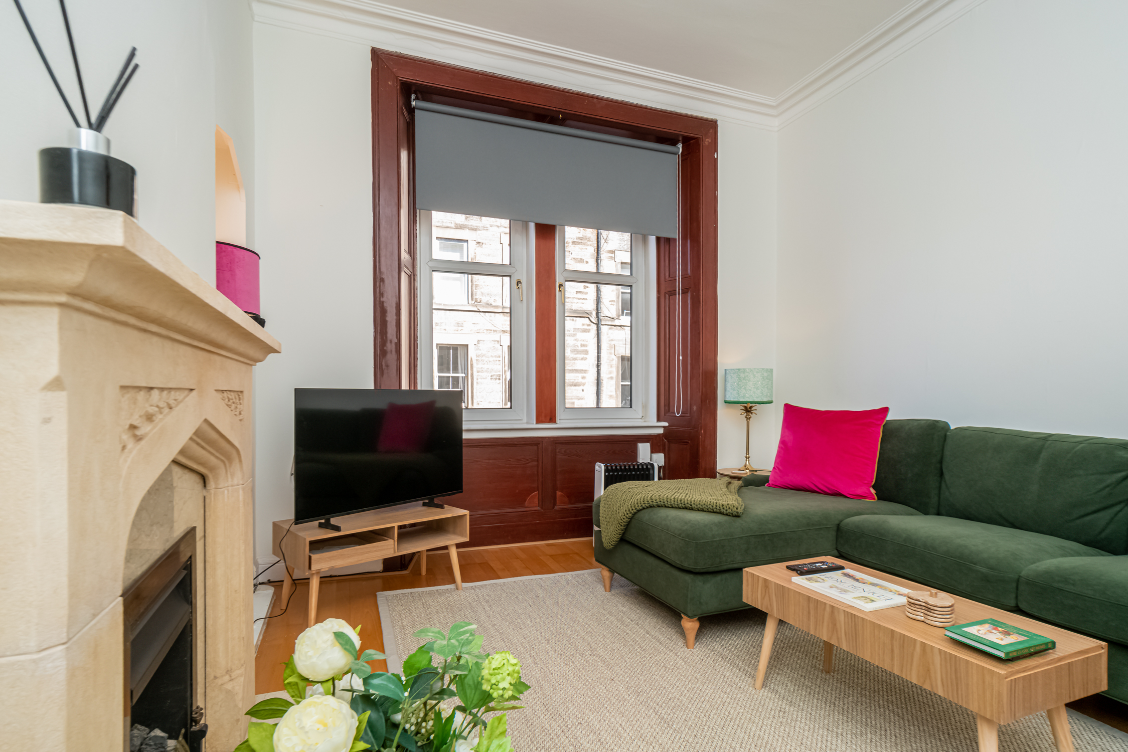 House Helm Rowan Calton Edinburgh: Luxury 2-Bedroom House with Fireplace and Spa, Edinburgh