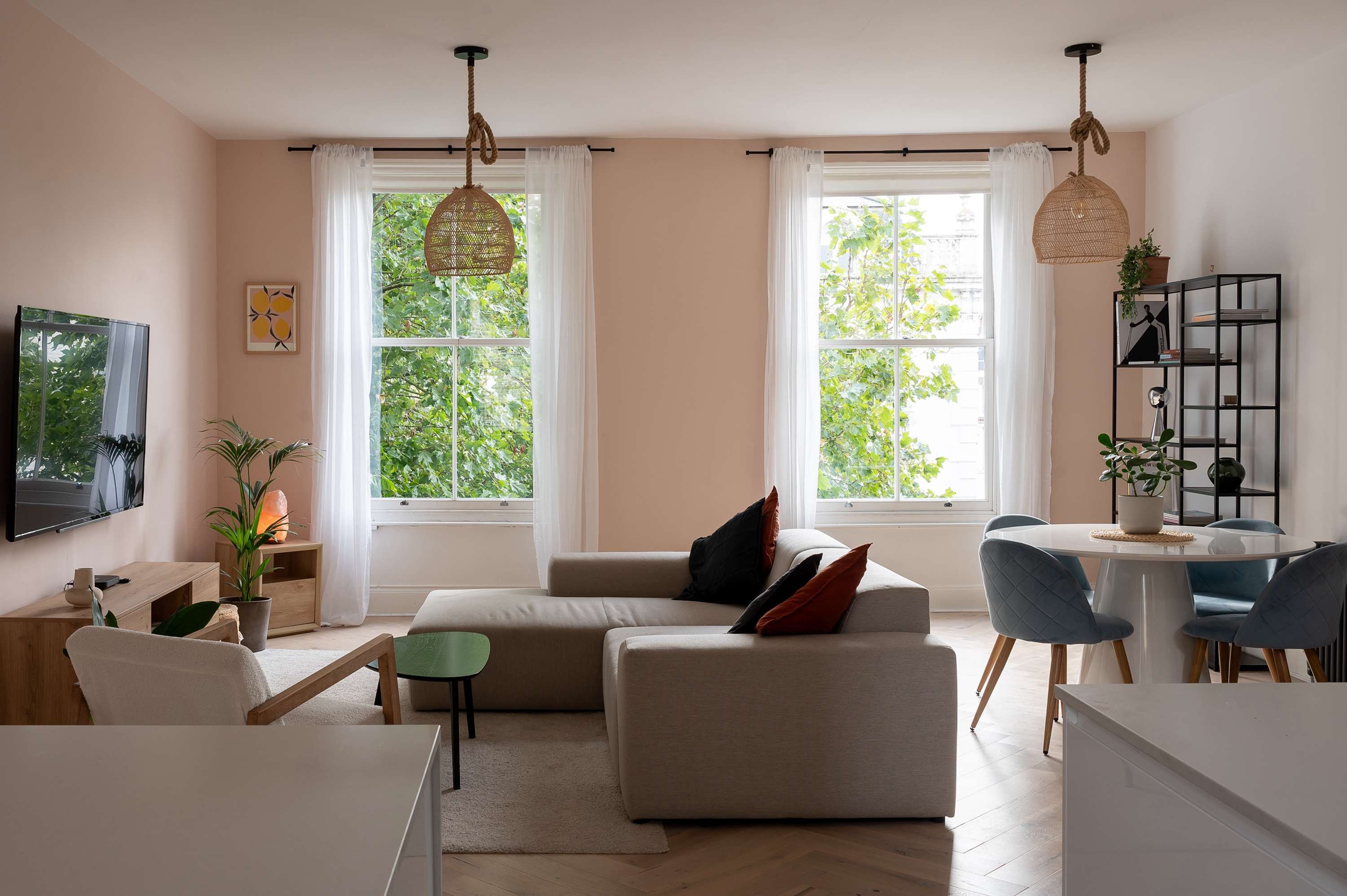 House Loggia Sloane Square Chelsea: Luxury 3-Bedroom Apartment with Family-Friendly Features in Chelsea, London
