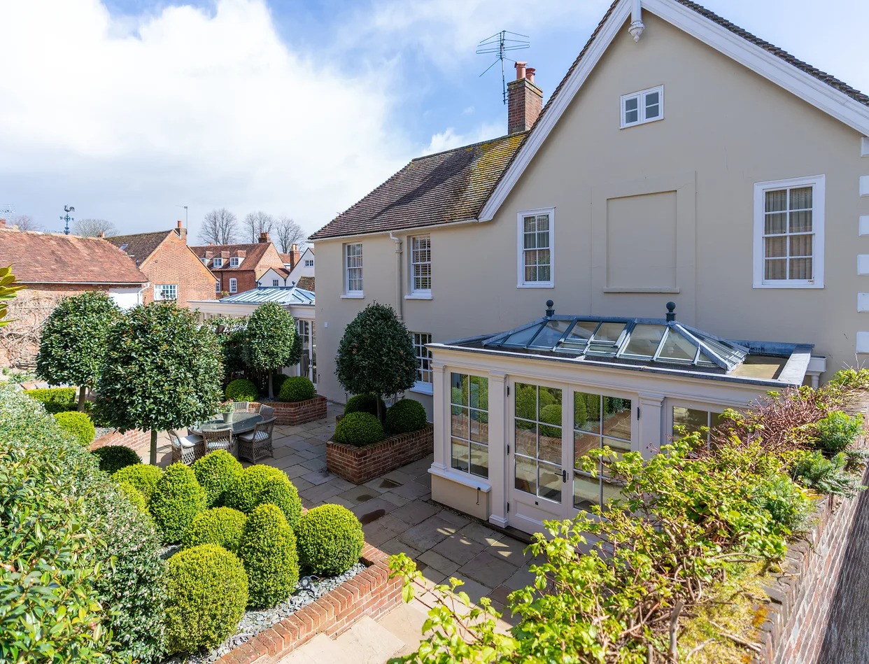 House Helm Rowan Chichester: Luxury 4-Bedroom Villa with Spa and Private Parking, Chichester