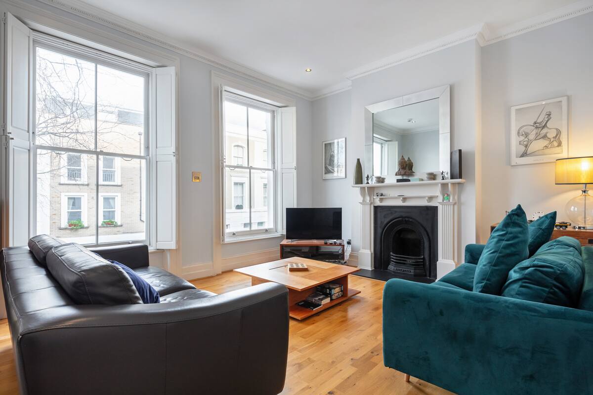 House Helm Rowan EarlsCourt: Luxury 2-Bedroom Apartment with Fireplace and Private Parking, Earls Court London