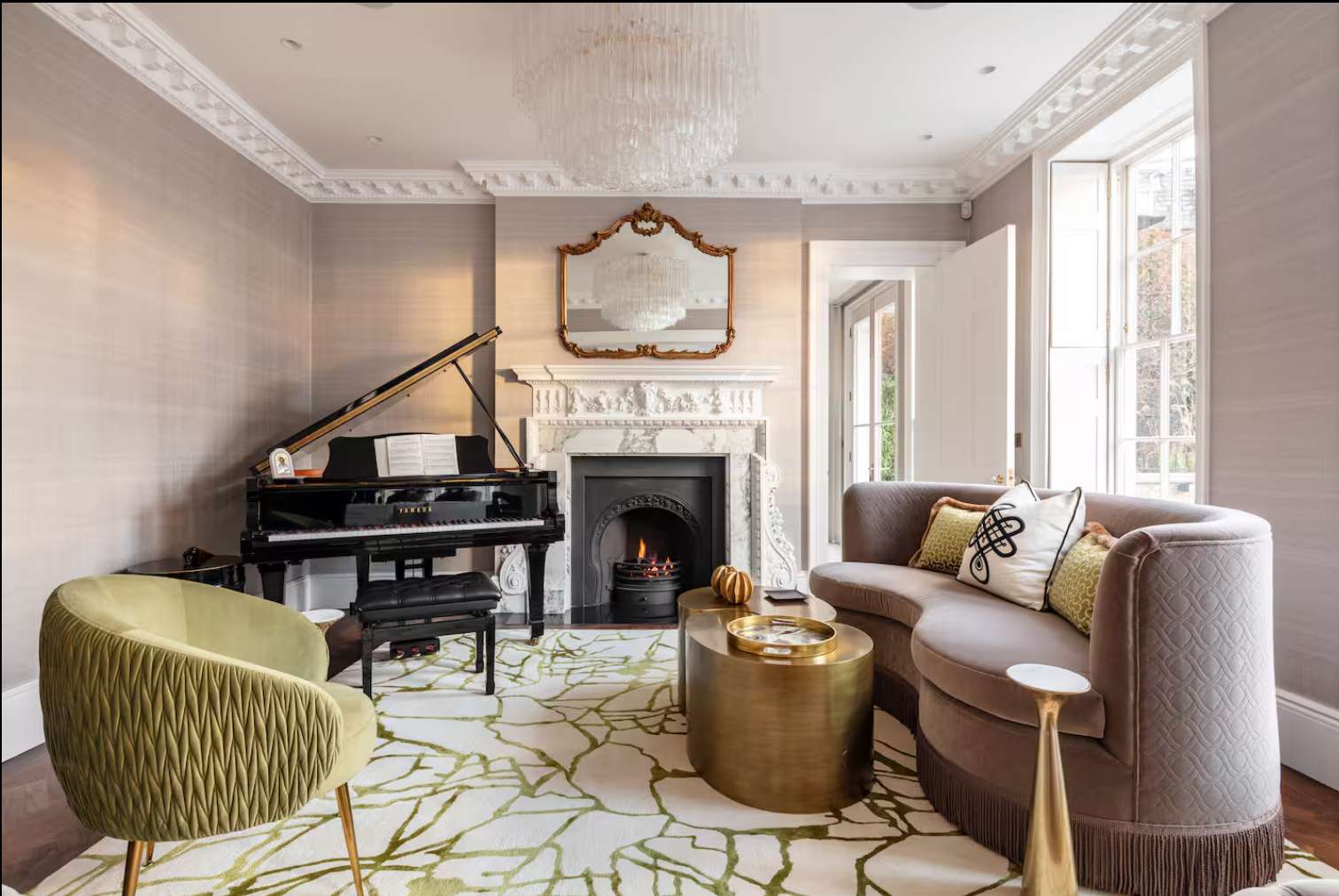 House Helm Rowan Hammersmith: Luxury 8-Bedroom Townhouse with Private Parking and Fireplace, Hammersmith London