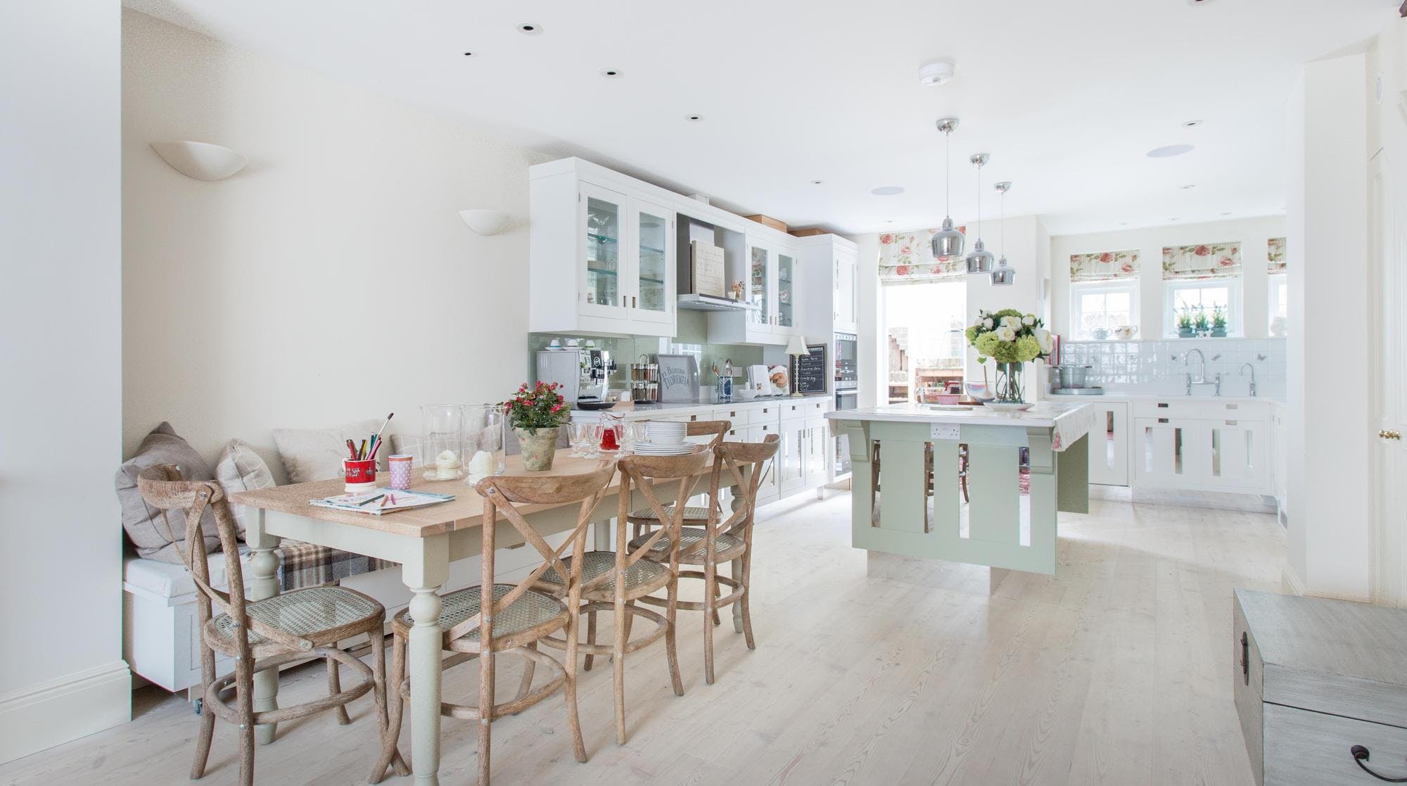 House Helm Rowan Holland Park: Charming 3-Bedroom Townhouse Rental with Family Features, Holland Park London