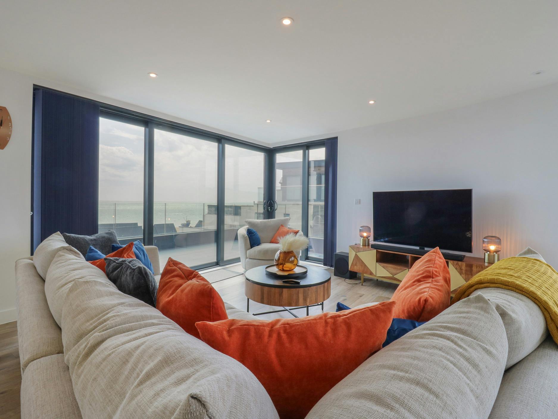 House Helm Rowan Hythe: Stylish 2-Bedroom Penthouse with Sea Views and Spa, Kent