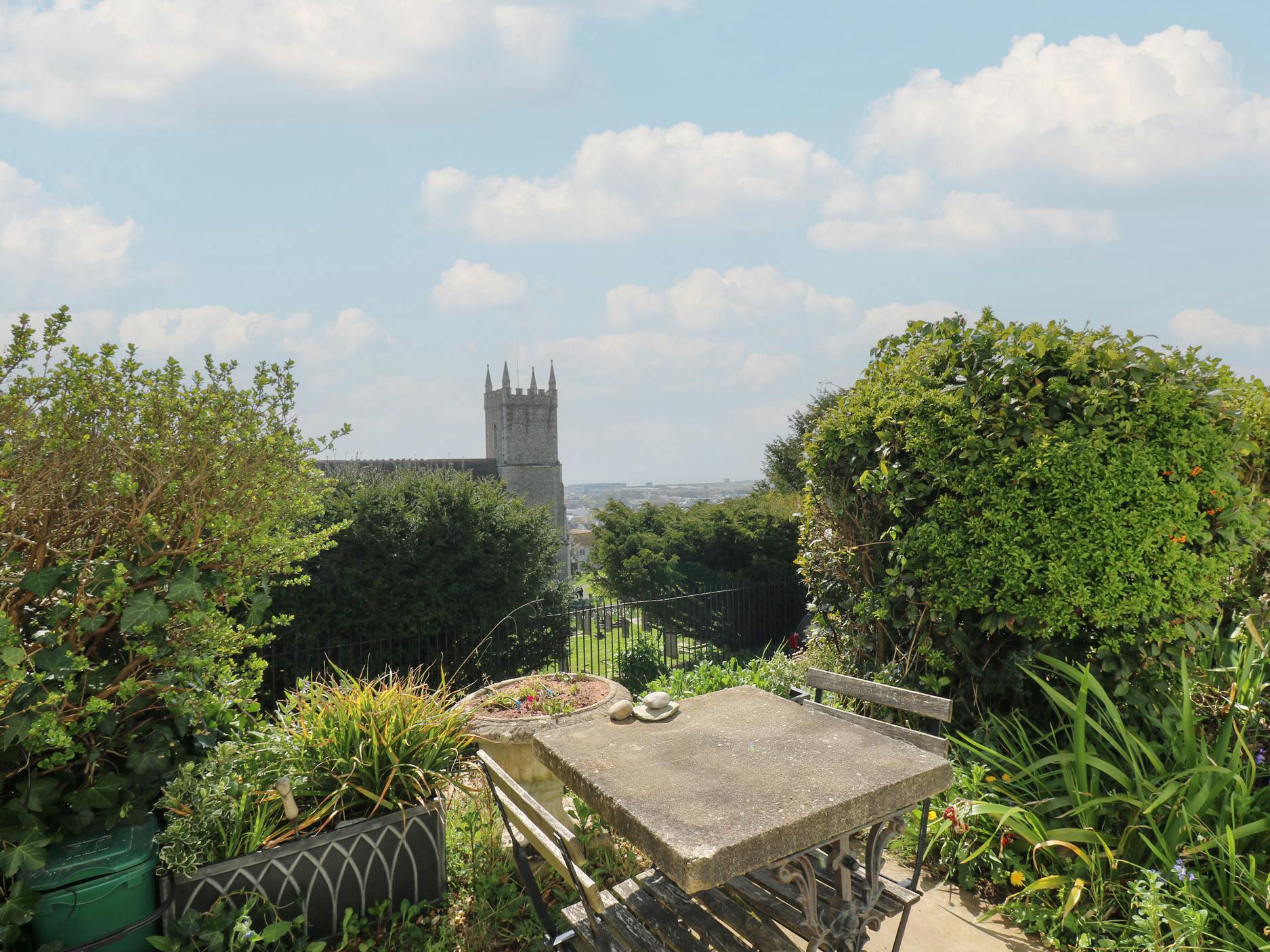 House Helm Rowan Hythe Kent: Luxury 3-Bedroom Villa with Hot Tub and Sea Views, Kent