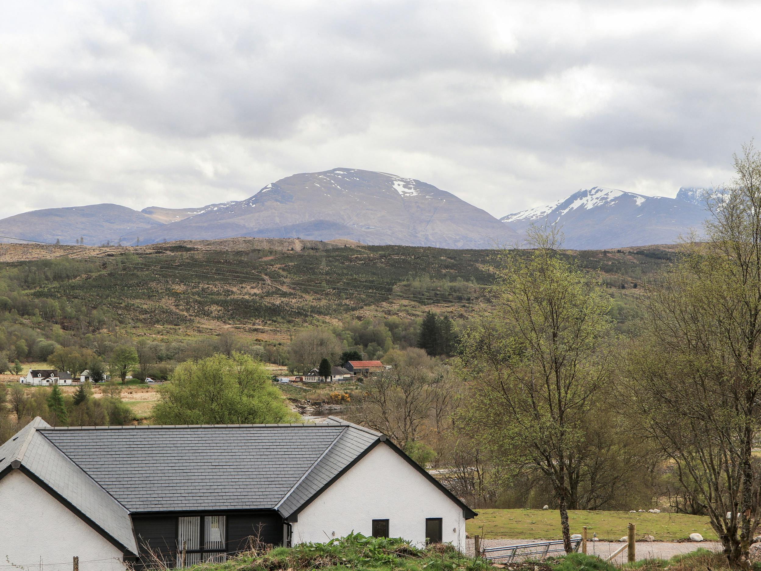 House Helm Rowan Inverness: Ski Chalet Rental Inverness with Hot Tub and Private Parking, 4 Bedrooms