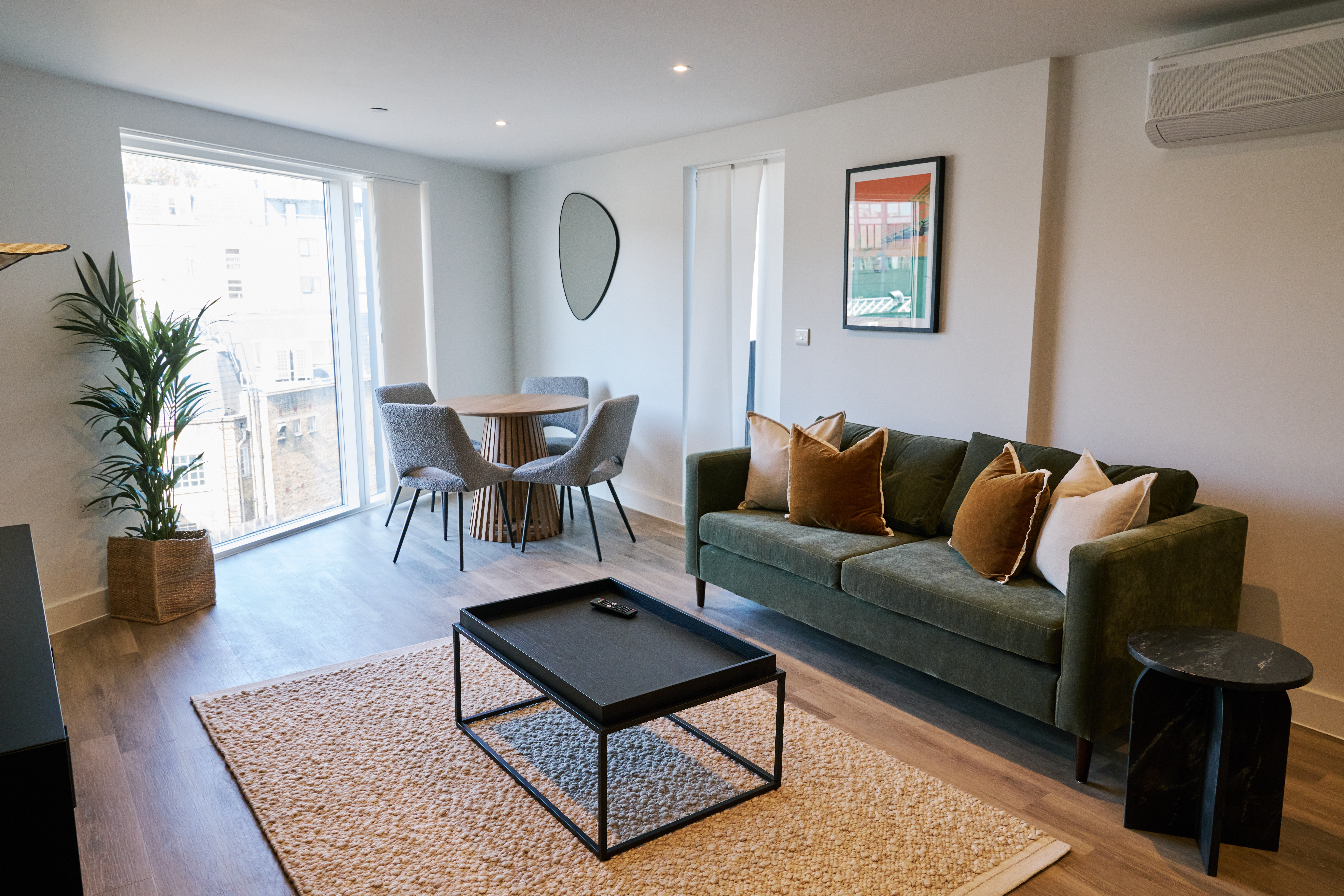 House Gloaming Battle Bridge Kings Cross: Luxury 1-Bedroom Apartment with Spa and Family Features, Kings Cross London